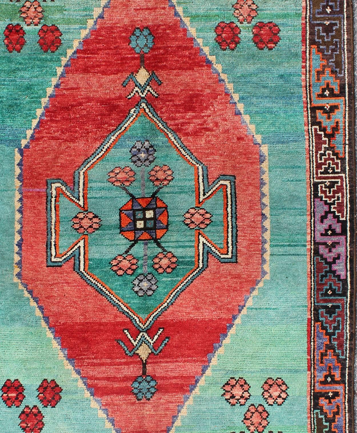 Leuchtend farbenfroher türkischer Vintage-Teppich mit Medaillon und geometrischen Blumen (Türkisch) im Angebot