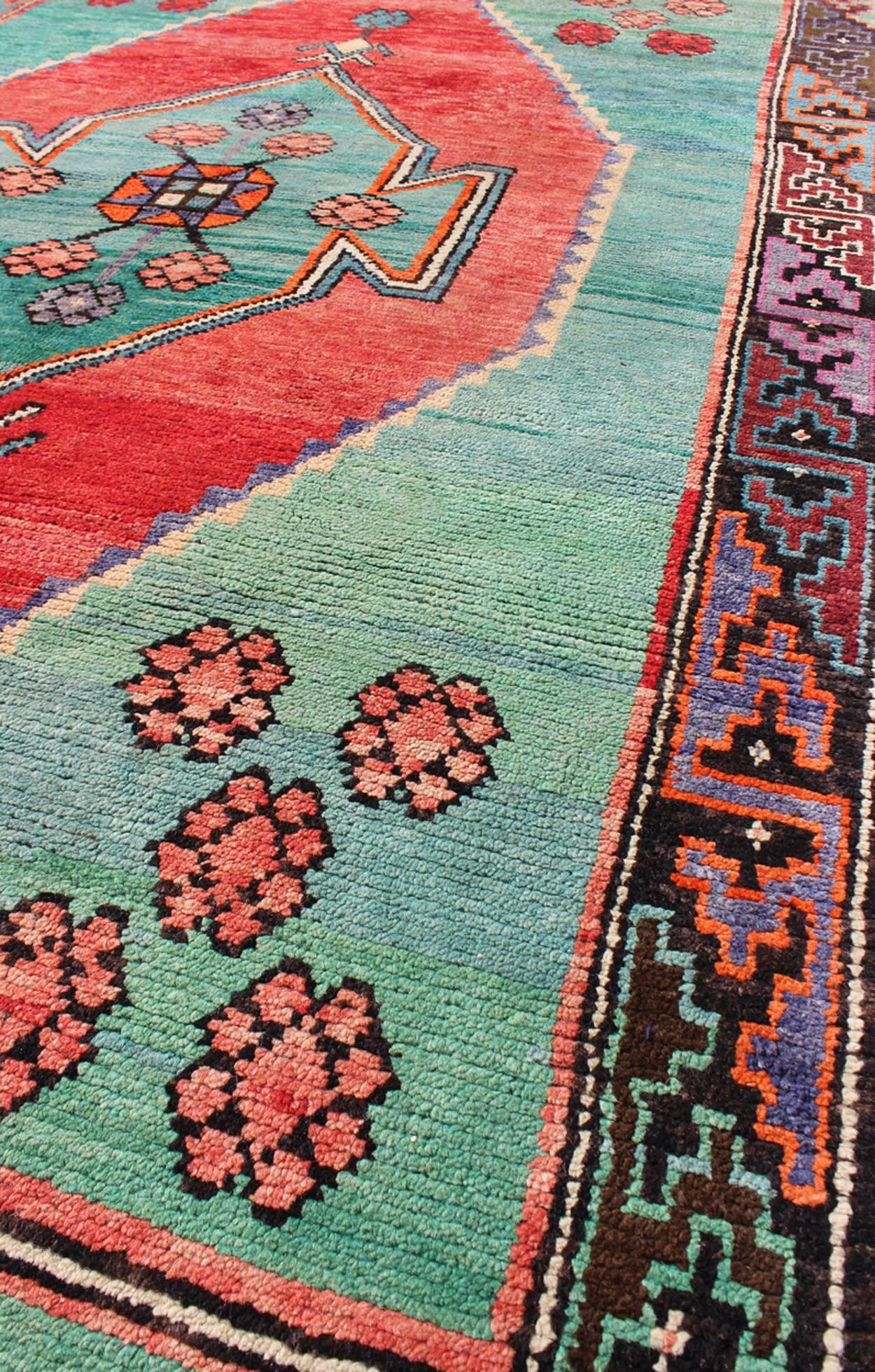 Leuchtend farbenfroher türkischer Vintage-Teppich mit Medaillon und geometrischen Blumen (Handgeknüpft) im Angebot