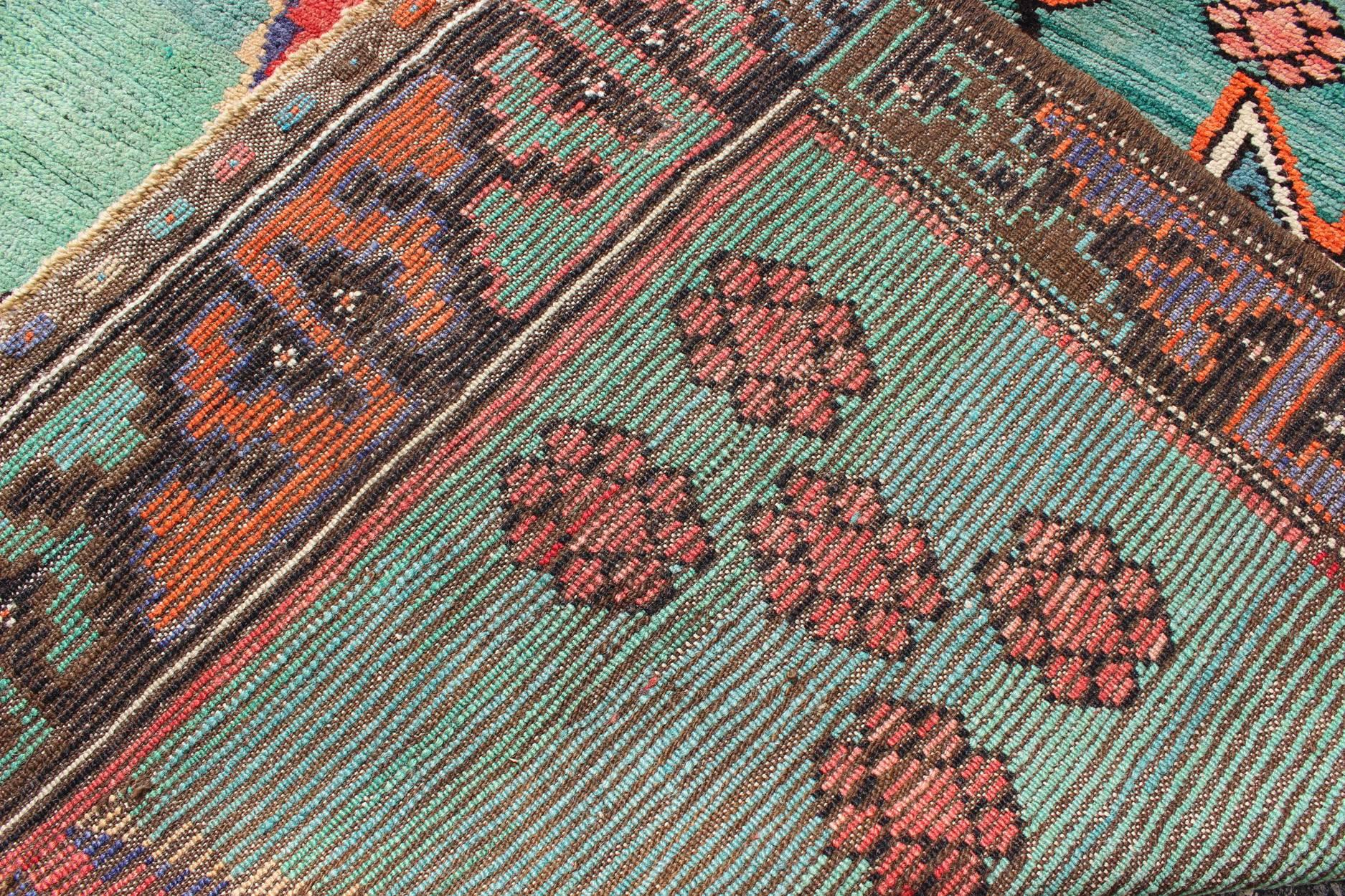 Leuchtend farbenfroher türkischer Vintage-Teppich mit Medaillon und geometrischen Blumen (Mitte des 20. Jahrhunderts) im Angebot