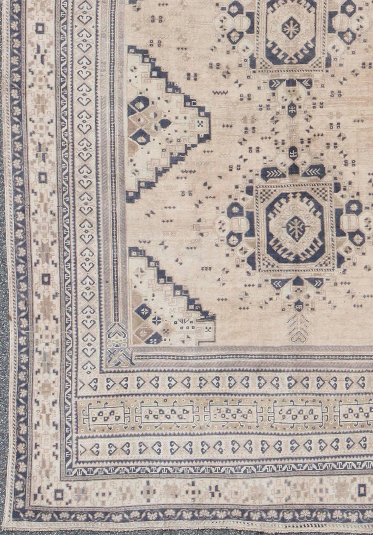 Light blush and navy blue vintage Turkish Oushak rug with Tri-Medallion design, rug tu-mtu-3746, country of origin / type: Turkey / Oushak, circa 1940

This vintage Turkish Oushak carpet (circa 1940) features a central tri-medallion design, as well