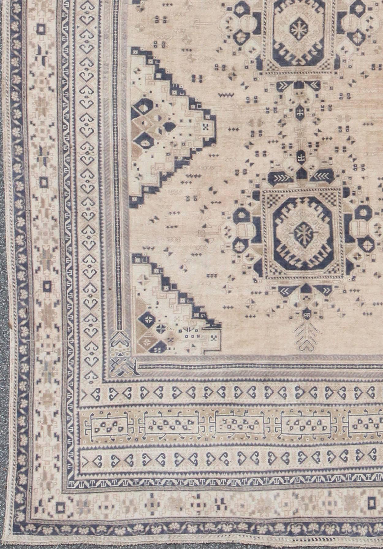 Alfombra turca antigua de Oushak de color rubor claro y azul marino con diseño de tres medallones, alfombra tu-mtu-3746, país de origen / tipo: Turquía / Oushak, hacia 1940

Esta alfombra turca Oushak de época (hacia 1940) presenta un diseño central