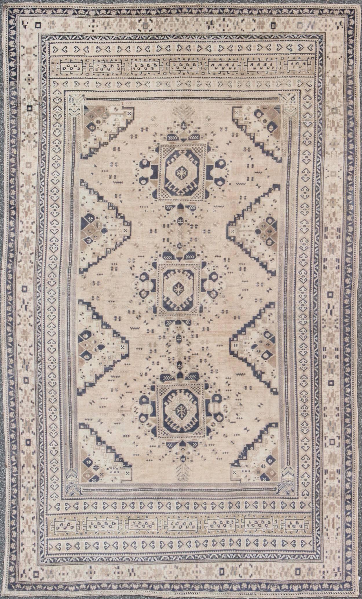 Alfombra turca Oushak vintage en rubor claro y azul marino con diseño de tres medallones Turco en venta