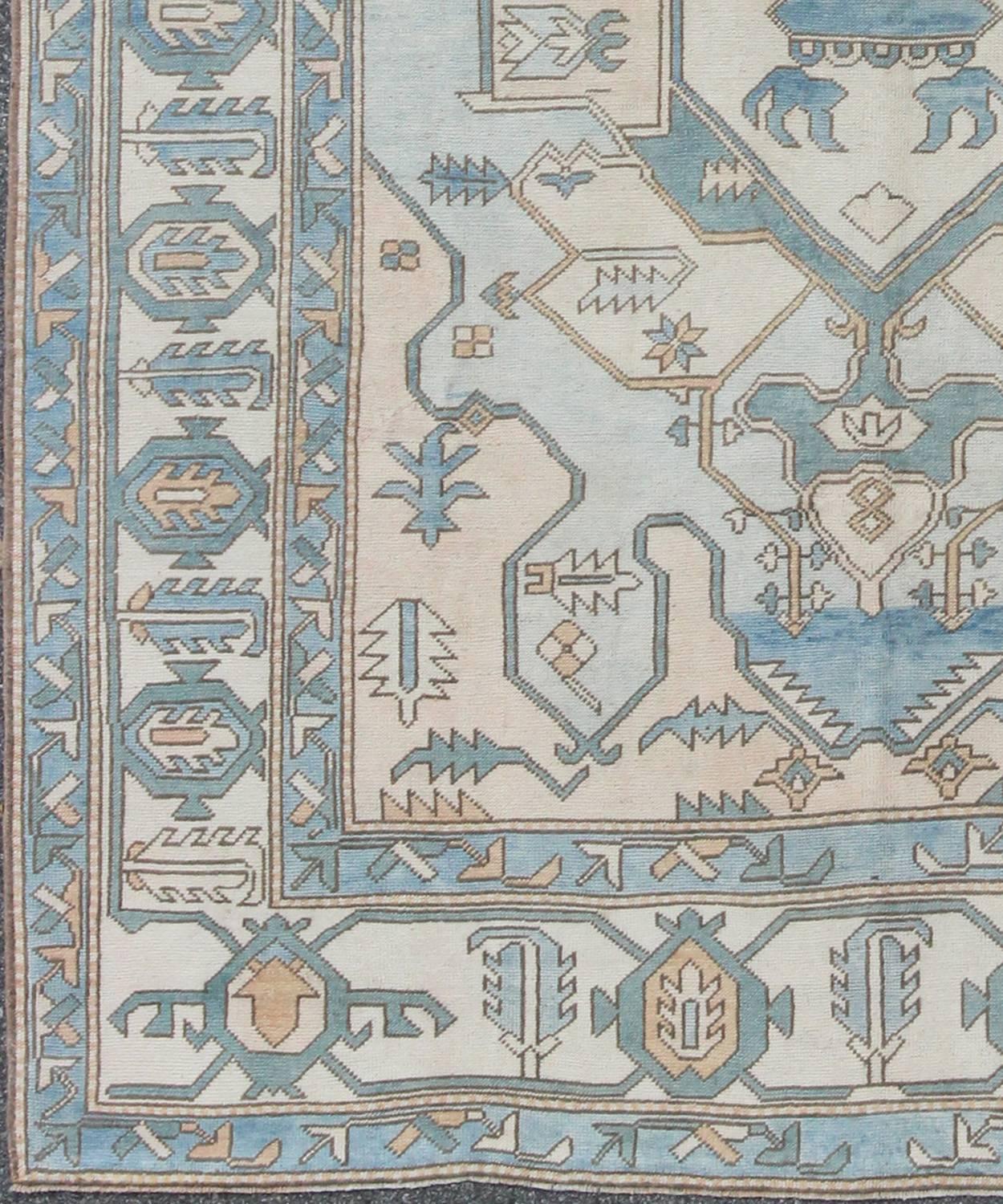Vintage Oushak rug from Turkey with sub-geometric medallion in shades of blue, cream and nude, rug tu-mtu-3747, country of origin / type: Turkey / Oushak, circa 1940.

This light color vintage Turkish Oushak carpet (circa mid-20th century)