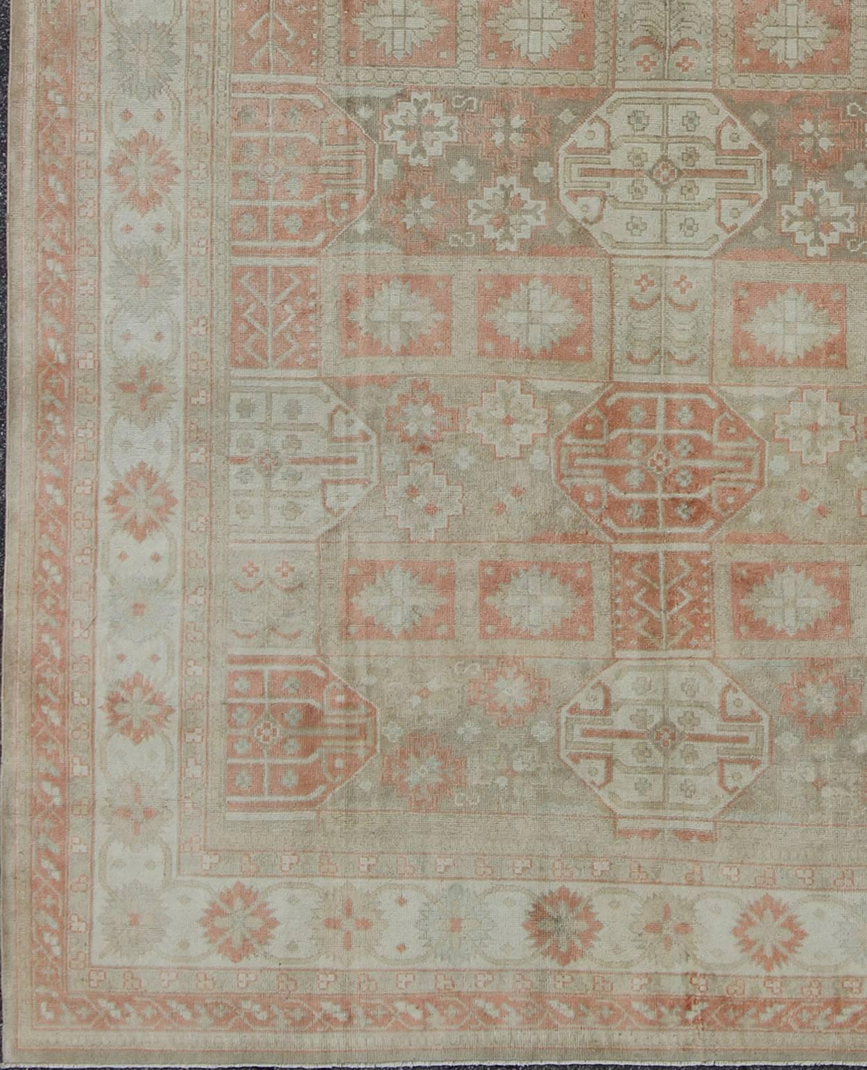 Vintage Turkish Khotan Rug with Sub-Geometric Grid Design and Detailed Borders, rug tu-mtu-3747, country of origin / type: Turkey / Khotan, circa 1950

This stunning vintage Turkish Oushak carpet (circa mid-20th century) features an alternating grid