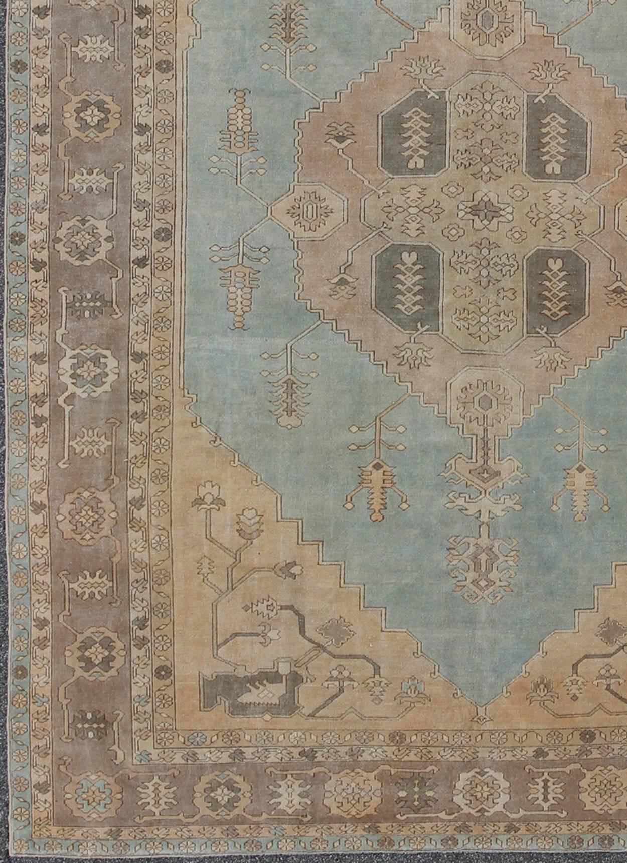 Vintage Turkish Oushak rug with vining florals in light blue, light brown and tan rug tu-mtu-3749, country of origin / type: Turkey / Oushak, circa 1940

This beautiful vintage rug from mid-20th century Turkey features an intricate design, which