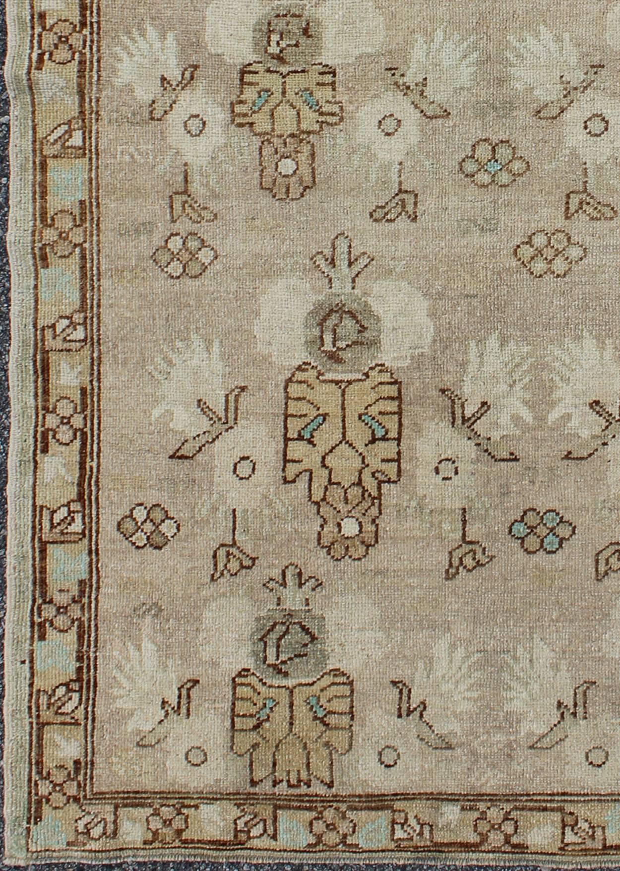 Taupe und tan acht Medaillons Vintage türkischen Oushak Teppich mit einem Hauch von hellen teal und grün, Teppich tu-mtu-95097, Herkunftsland / Typ: Türkei / Oushak, um 1940.

Dieser wunderschöne türkische Oushak-Teppich liegt auf einem