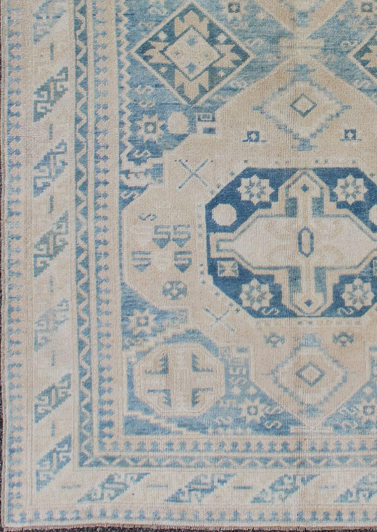 Blue and tan vintage Turkish Oushak rug with geometric dual medallions, rug tu-mtu-136618, country of origin / type: Turkey / Oushak, circa 1940

This vintage Turkish Oushak carpet (circa mid-20th century) features a central Dual-medallion design,