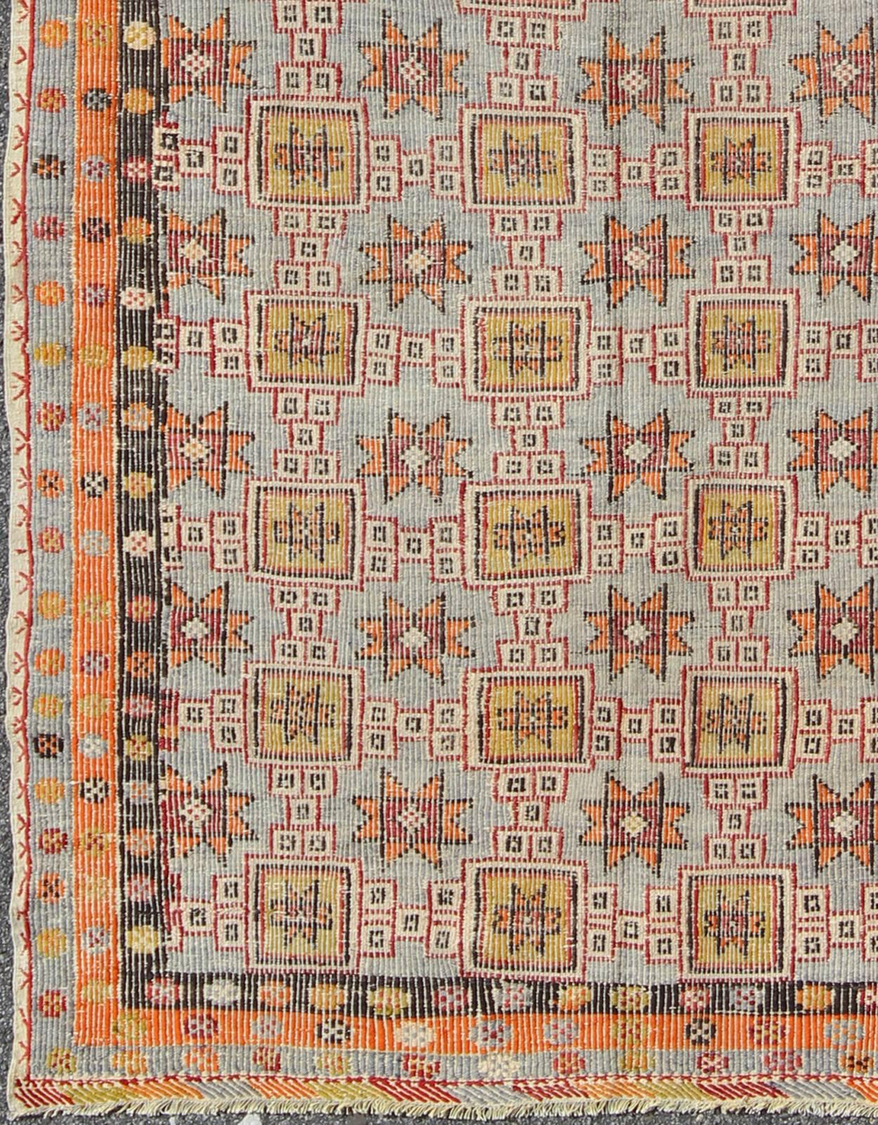Langer Kilim-Teppich geometrisch, türkischer Kilim-Teppich mit buntem Allover-Sternmuster, Teppich tu-ned-1111, Herkunftsland / Typ: Türkei / Oushak, um 1950

Dieser einzigartige türkische Kelim aus der Mitte des Jahrhunderts zeigt ein