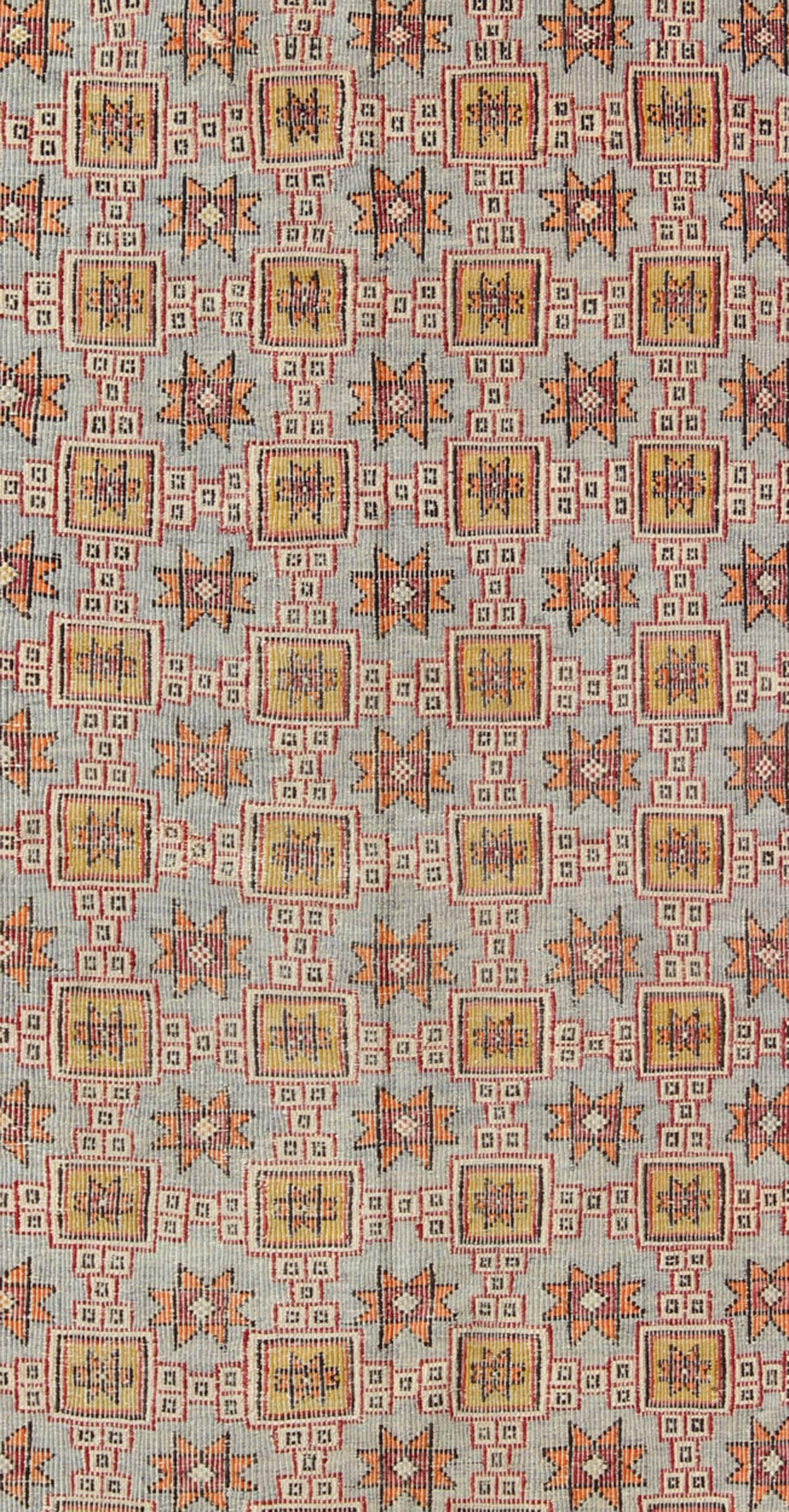 Langer bestickter Kelim-Teppich im Vintage-Stil mit buntem All-Over-Stern-Design (Türkisch) im Angebot
