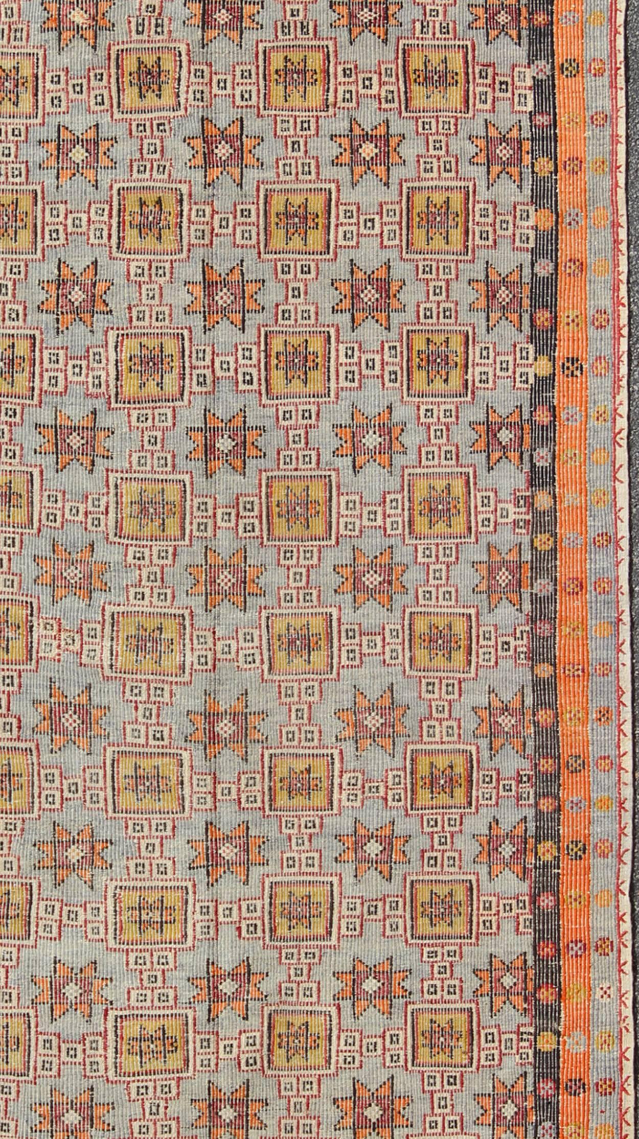 Langer bestickter Kelim-Teppich im Vintage-Stil mit buntem All-Over-Stern-Design (Handgewebt) im Angebot