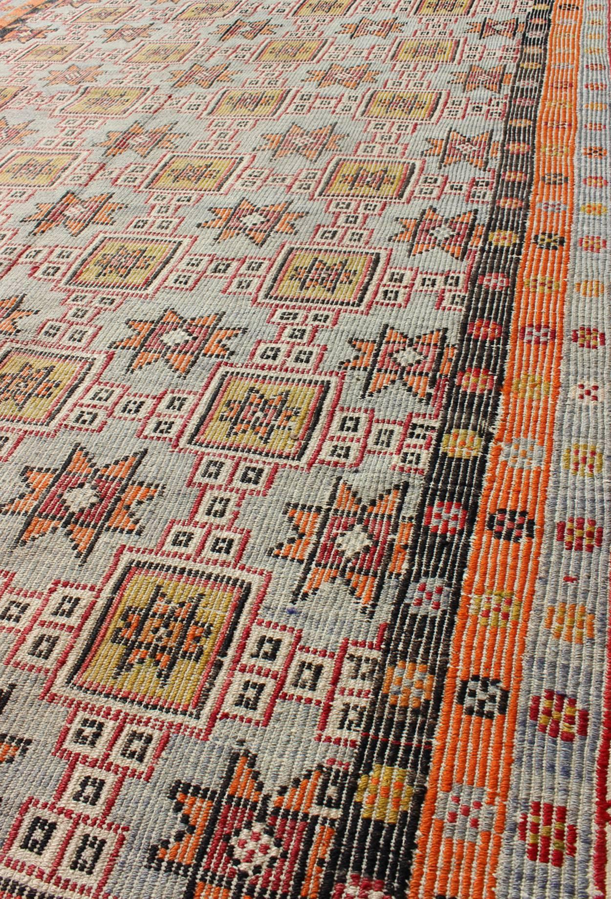 Langer bestickter Kelim-Teppich im Vintage-Stil mit buntem All-Over-Stern-Design im Zustand „Hervorragend“ im Angebot in Atlanta, GA