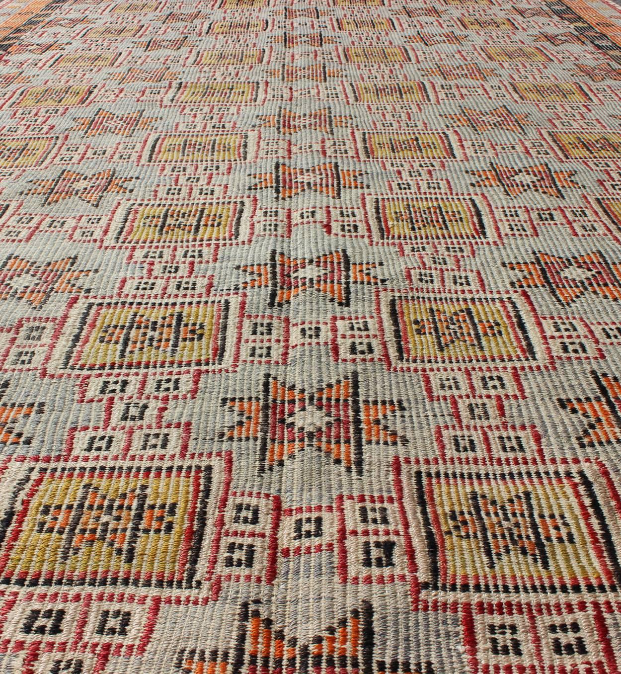 Langer bestickter Kelim-Teppich im Vintage-Stil mit buntem All-Over-Stern-Design (Mitte des 20. Jahrhunderts) im Angebot