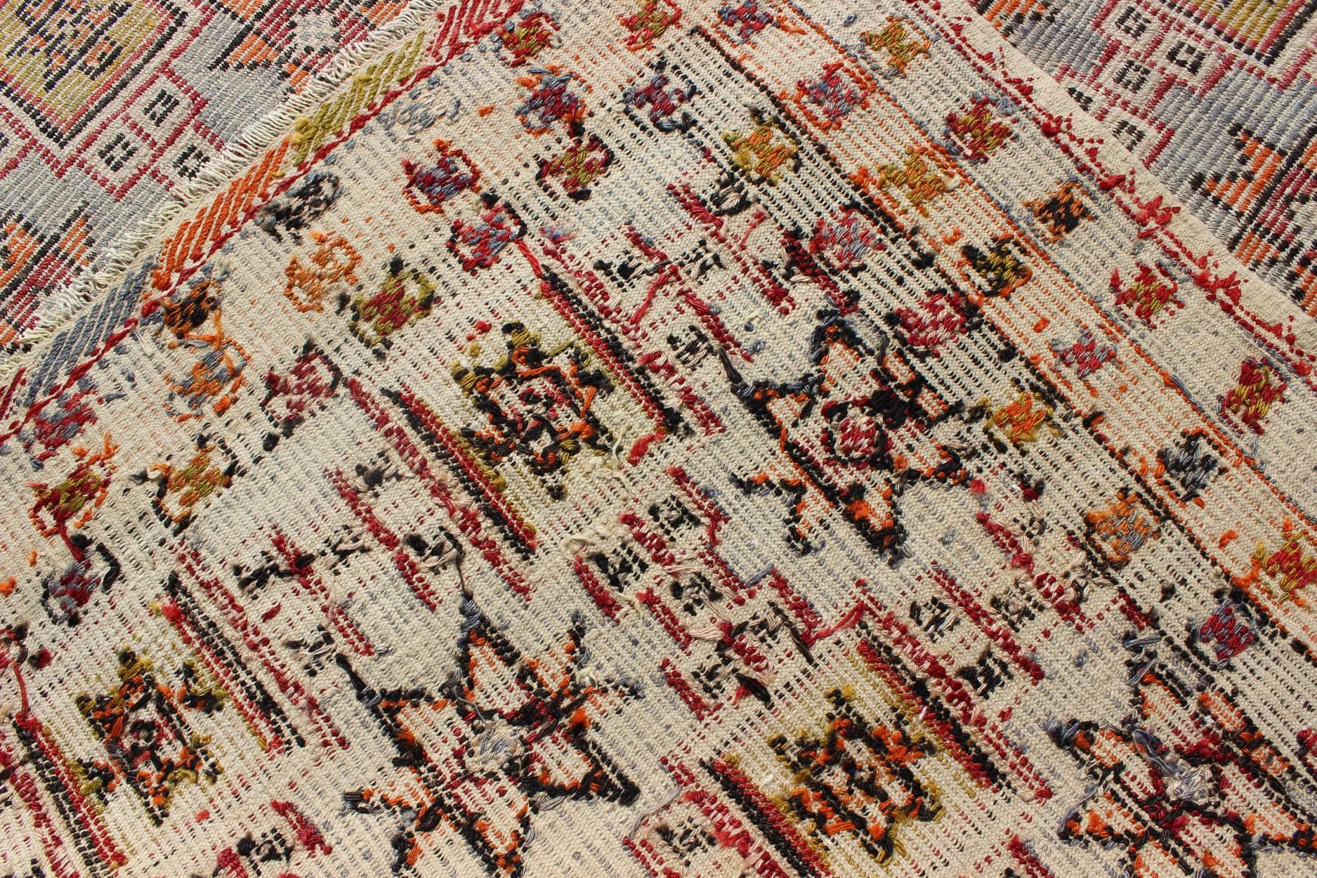 Langer bestickter Kelim-Teppich im Vintage-Stil mit buntem All-Over-Stern-Design (Wolle) im Angebot