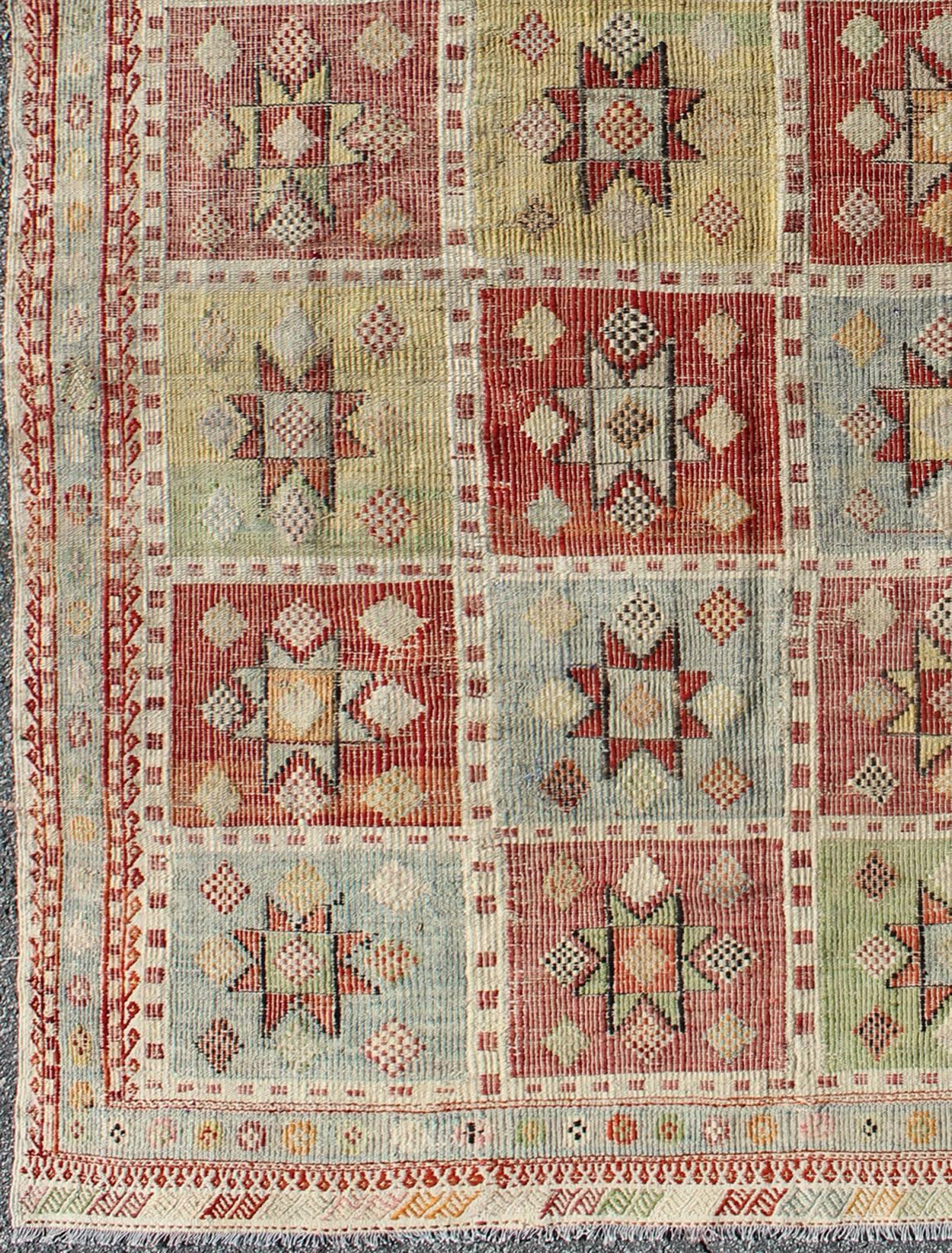 Midcentury Geometric checkerboard Turkish embroidered flat-weave rug with stars. Vintage Geometric checkerboard Turkish Kilim rug with multicolored stars, rug tu-ned-1112, country of origin / type: Turkey / Oushak, circa 1950.

Featuring an all-over