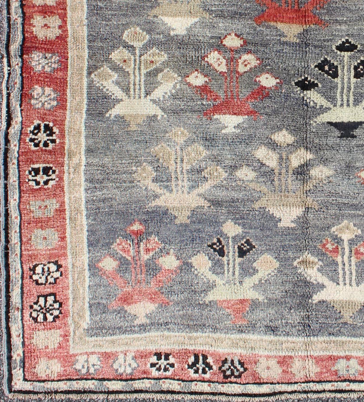 Vintage Turkish Oushak rug in red, blue-gray, onyx, taupe and ivory, rug en-322, country of origin / type: Turkey / Oushak, circa 1940

This vintage Turkish Oushak carpet (circa mid-20th century) features an all-over pattern of small vase with