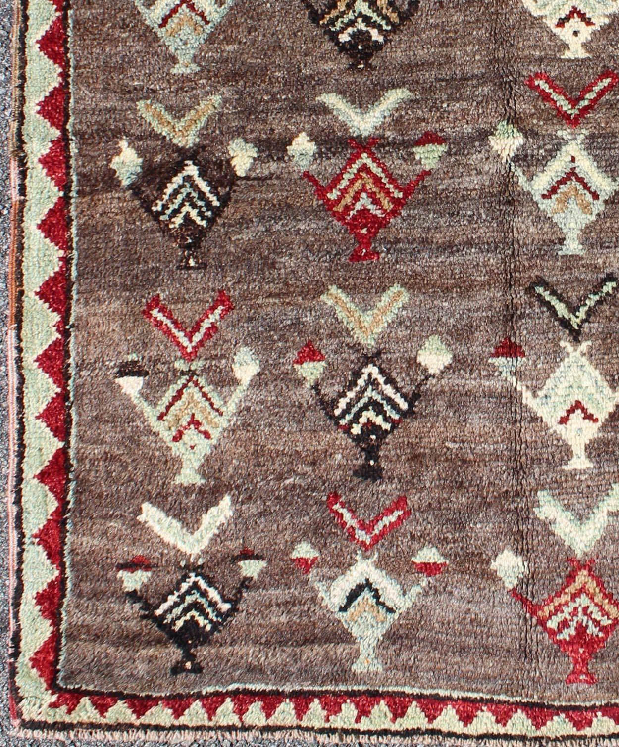 Tribal Arrow design Tulu vintage rug from Turkey in brown, red, mint green, rug en-644, Keivan Woven Arts / country of origin / type: Turkey / Oushak, circa 1940

This vintage Turkish Tulu carpet (circa mid-20th century) features an all-over pattern