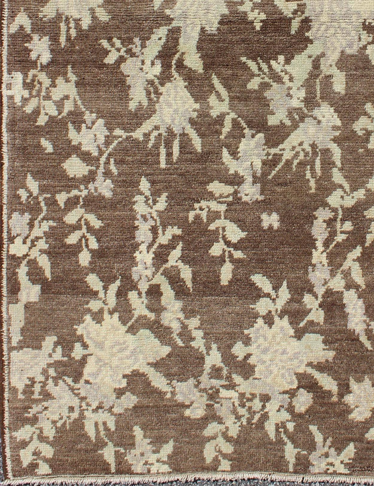 Mocha vintage Turkish Oushak rug with free-flowing green and cream flower blossoms, rug en-112392, country of origin / type: Turkey / Oushak, circa 1940

Set on a mocha brown field with an all-over pattern, this beautiful midcentury Turkish Oushak