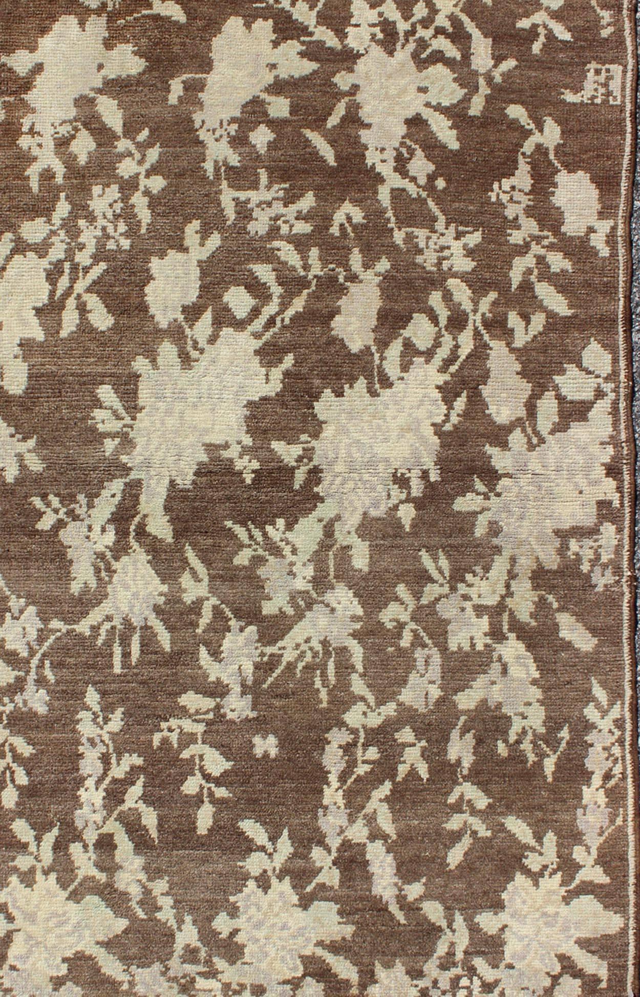 Mocha Vintage Turkish Oushak Rug with Free-Flowing Green & Cream Flower Blossoms In Good Condition For Sale In Atlanta, GA