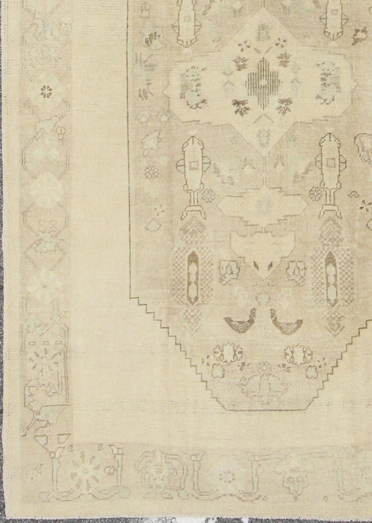 Verblasster türkischer Oushak-Teppich mit zentralem Medaillon-Muster in Creme und Braun, Teppich en-112824, Herkunftsland / Art: Türkei / Oushak, um 1940

Dieser alte türkische Oushak-Teppich (ca. Mitte des 20. Jahrhunderts) zeichnet sich durch eine