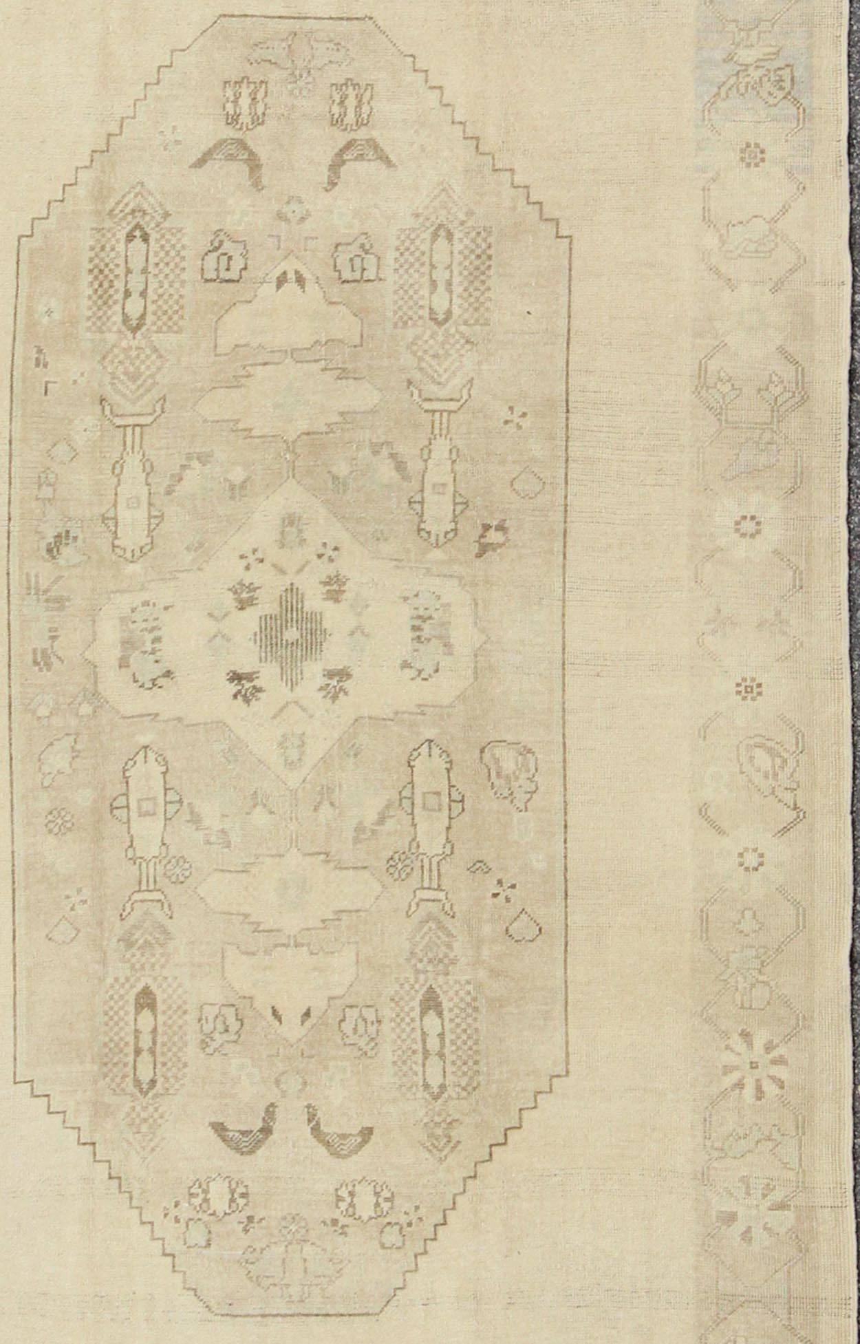 Faded Turkish Oushak Teppich mit zentralem Medaillonmuster in Creme und Braun (Handgeknüpft) im Angebot