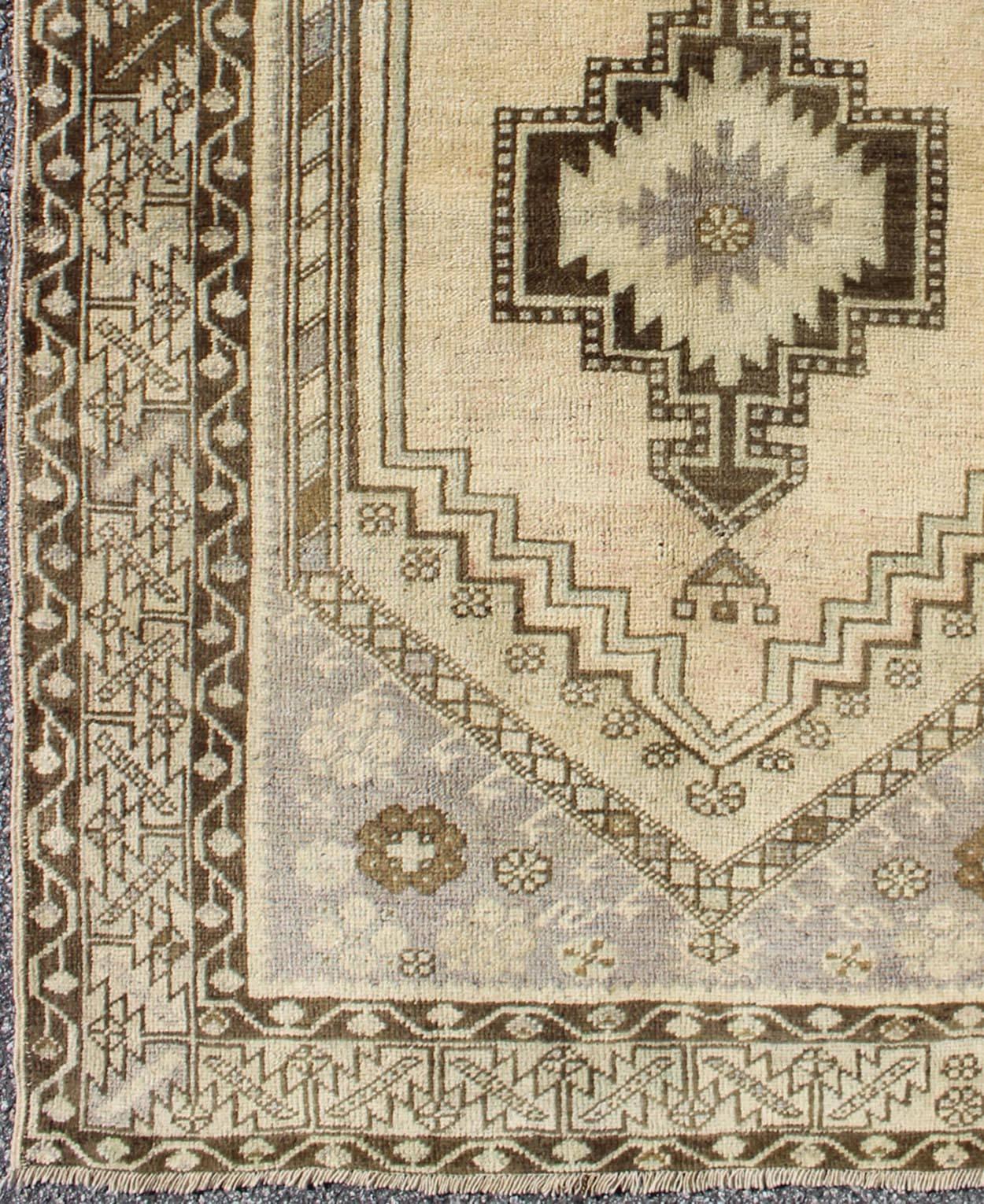 Mehrschichtiger türkischer Oushak-Teppich mit Medaillons in Creme und Brauntönen, Teppich de-115875, Herkunftsland / Art: Türkei / Oushak, ca. 1940er Jahre

Dieser alte Oushak-Teppich zeichnet sich durch ein kompliziertes und schönes Muster aus. Das