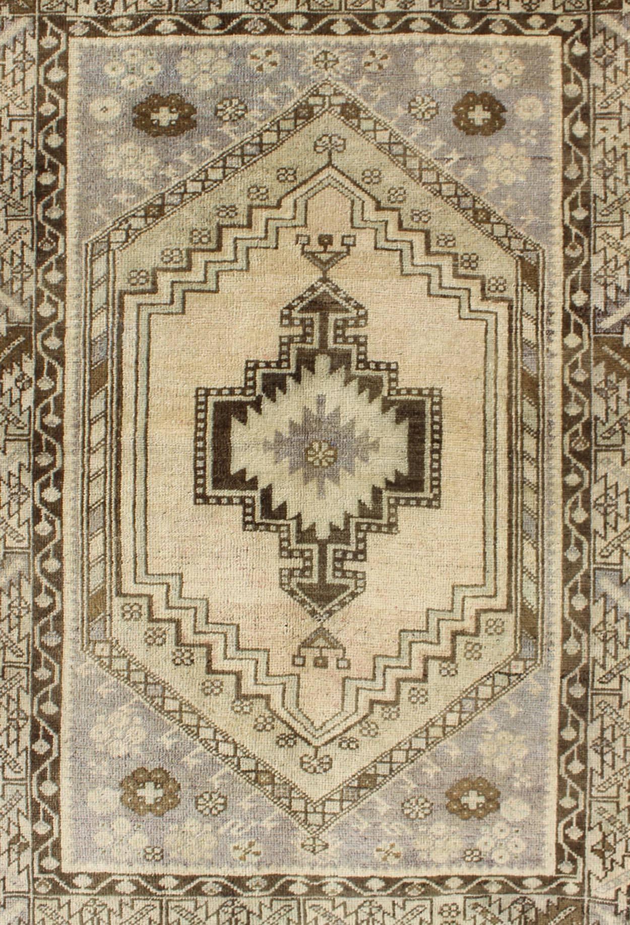 Mehrschichtiger türkischer Oushak-Teppich im Vintage-Stil in Creme und Braun mit Medaillonmuster (Türkisch) im Angebot