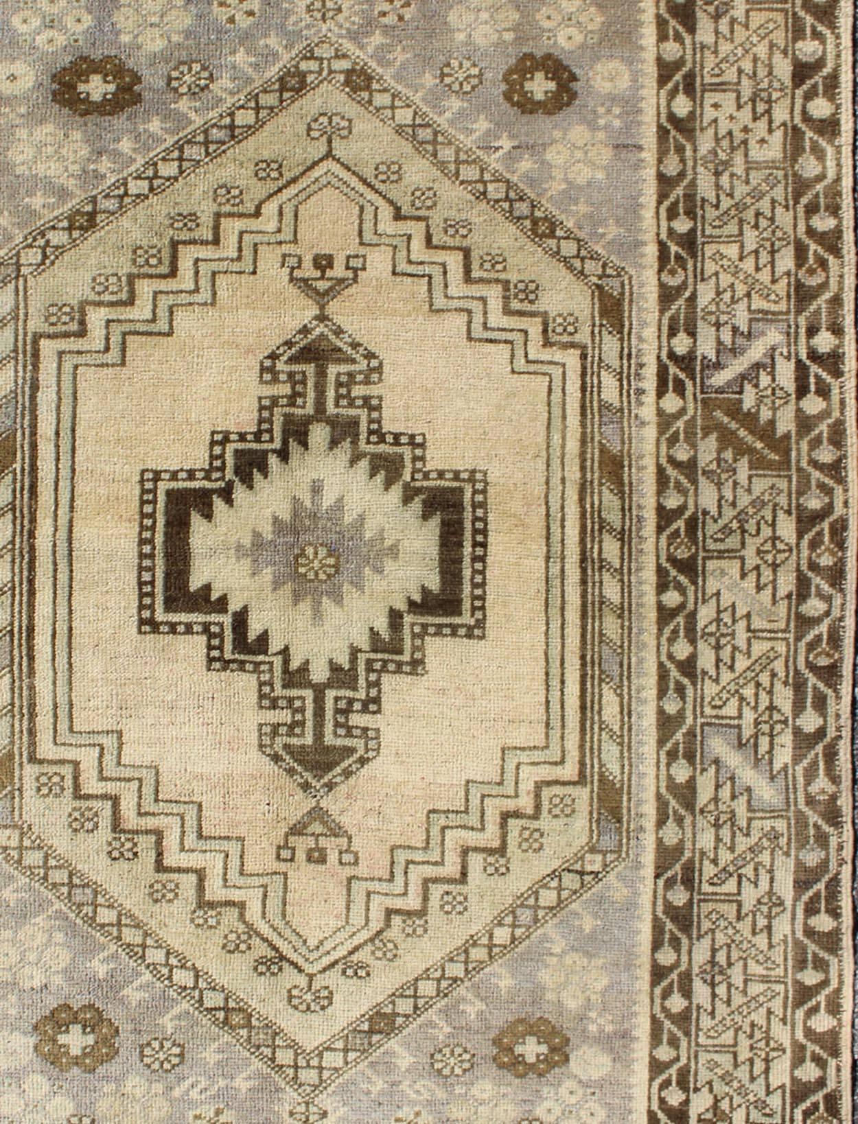 Mehrschichtiger türkischer Oushak-Teppich im Vintage-Stil in Creme und Braun mit Medaillonmuster (Handgeknüpft) im Angebot