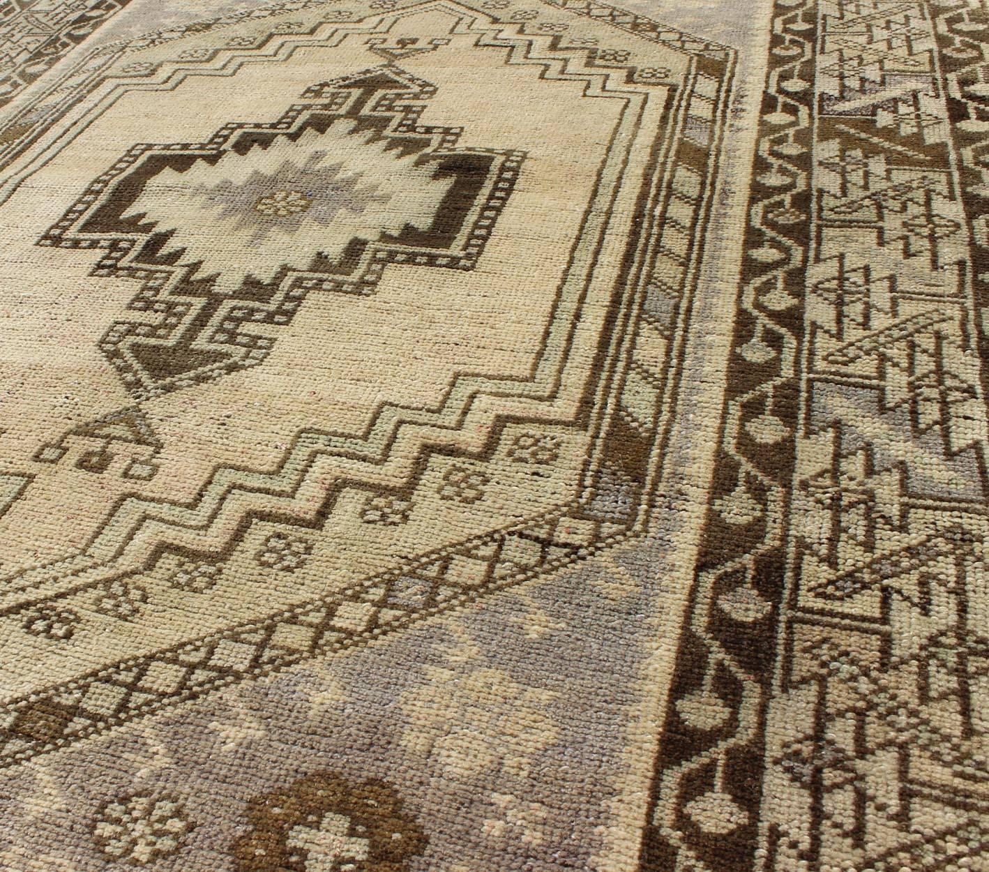 Mehrschichtiger türkischer Oushak-Teppich im Vintage-Stil in Creme und Braun mit Medaillonmuster im Zustand „Gut“ im Angebot in Atlanta, GA