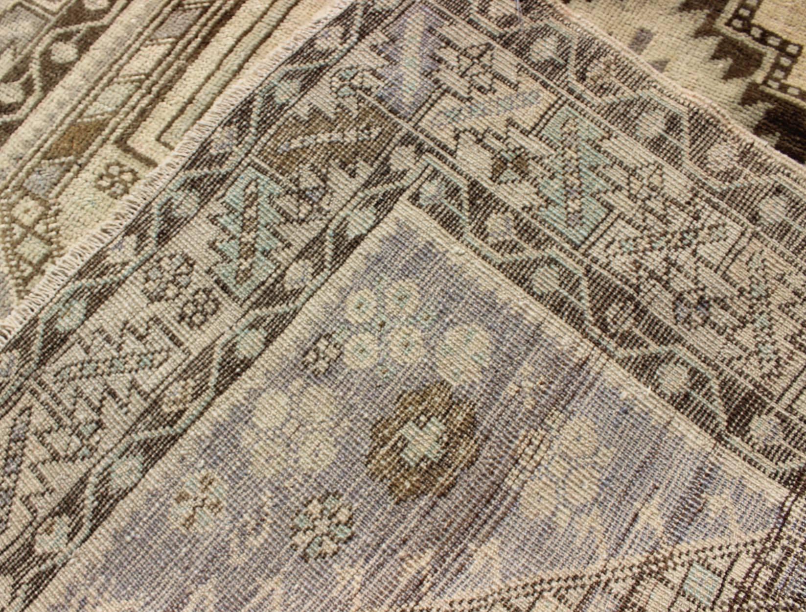Mehrschichtiger türkischer Oushak-Teppich im Vintage-Stil in Creme und Braun mit Medaillonmuster (20. Jahrhundert) im Angebot