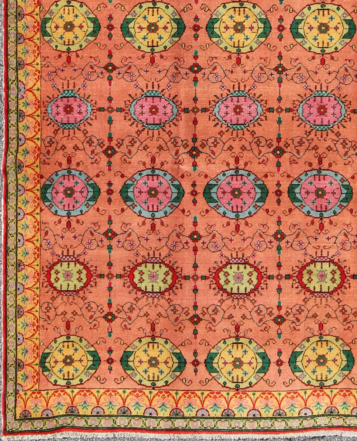 Brilliant Colors, Fine Turkish vintage Sivas rug with a unique design and color combination. tu-emd-136019. Unique Turkish fine rug
Beautiful Turkish mid-20th century craftsmanship and inspiring oriental design allow this masterpiece to fit