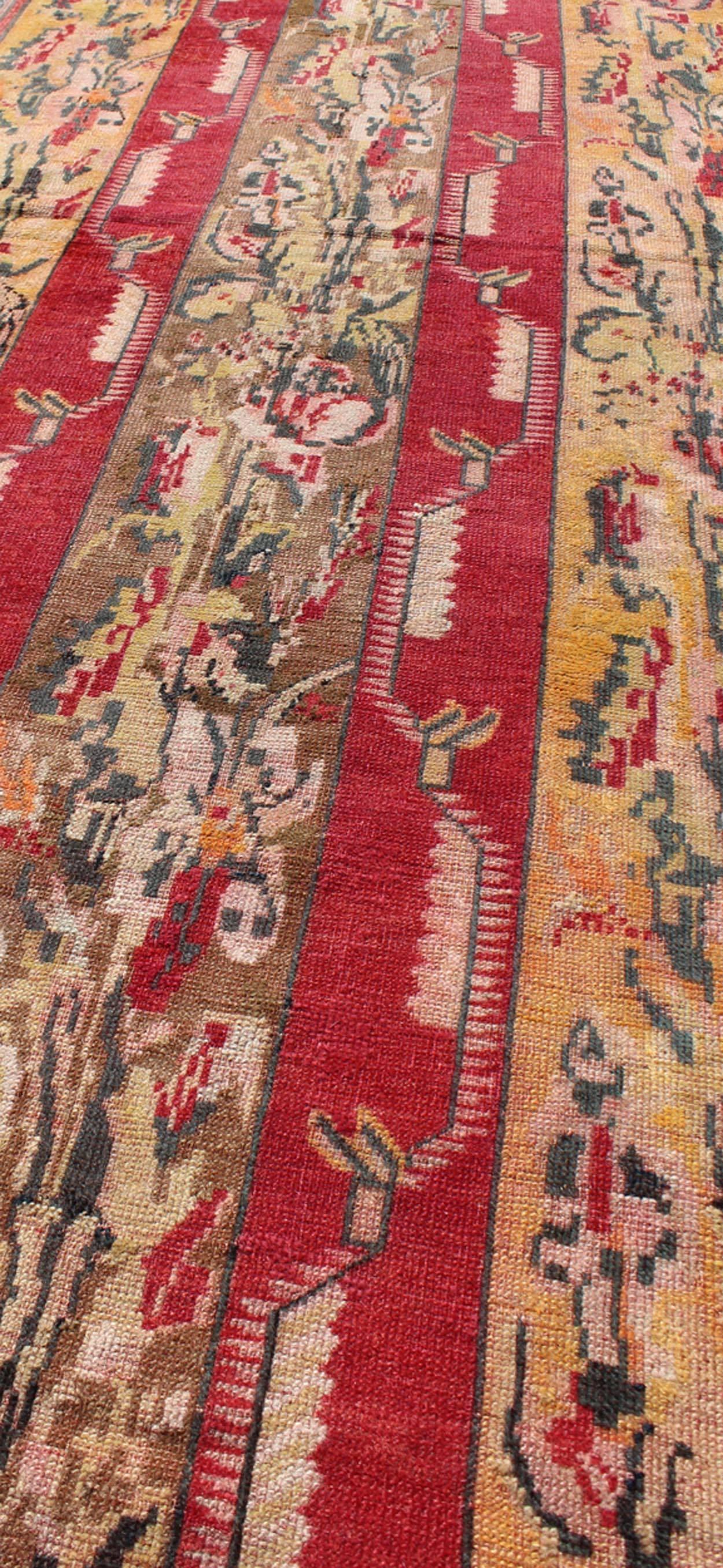 Chemin de table antique turc en oushak avec jaune safran, marron clair et rouge  Bon état - En vente à Atlanta, GA