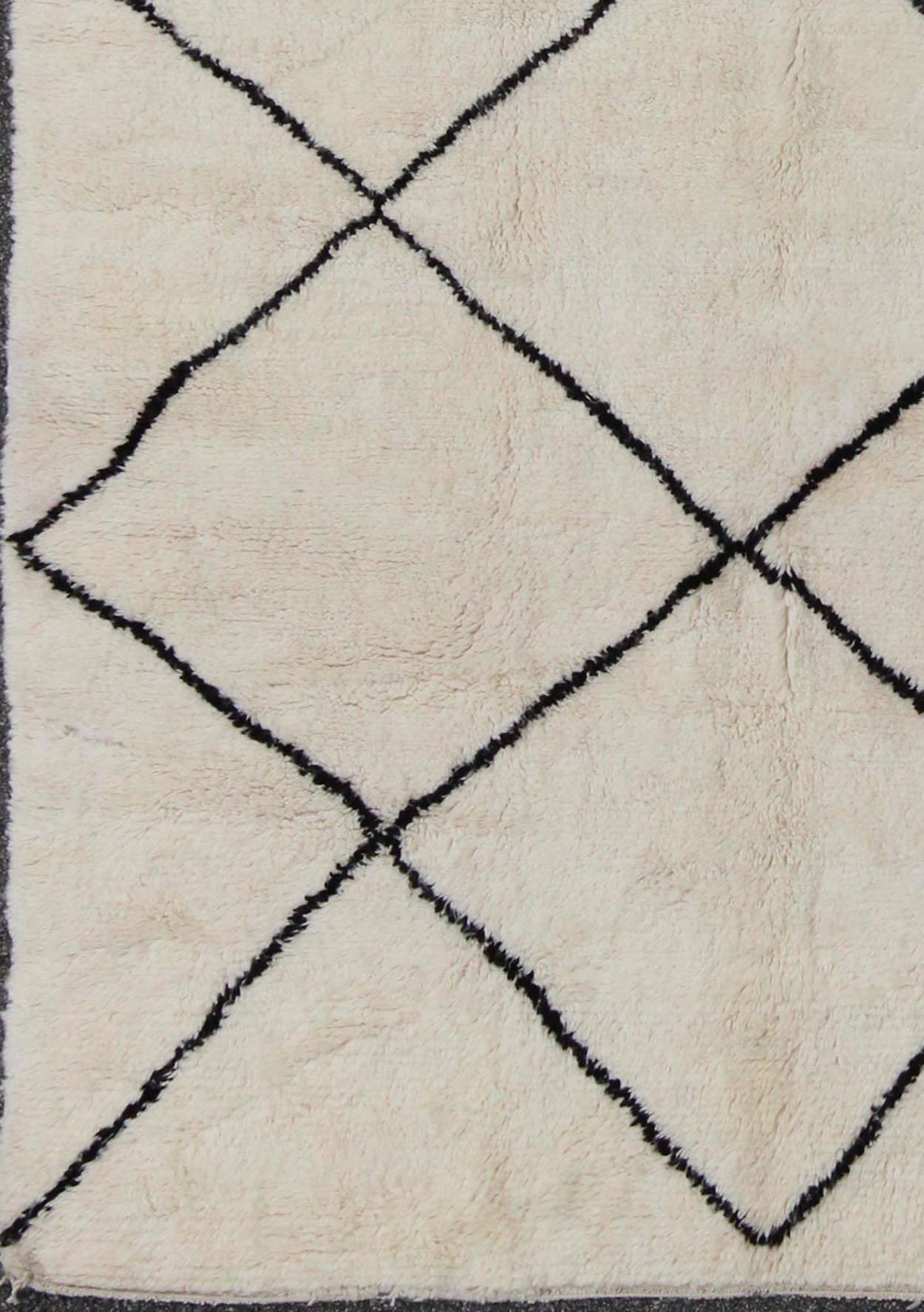 Contemporary/Modern Moroccan rug vintage with brown and ivory diamond pattern, rug 17-0901, country of origin / type: Morocco / Moroccan, circa 1960

This tribal, vintage 1960s Moroccan rug features a thin brown diamond/lattice pattern woven on an