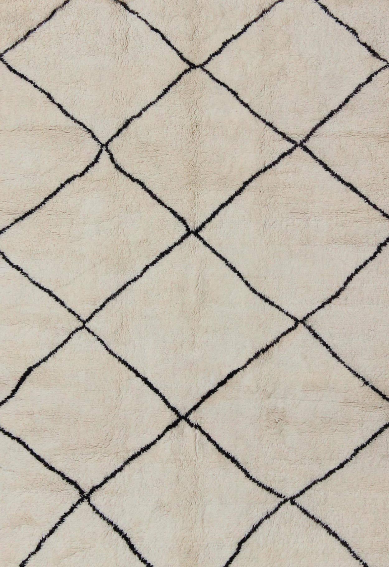 Zeitgenössischer/moderner marokkanischer Teppich im Vintage-Stil mit braunem und elfenbeinfarbenem Diamantmuster (Stammeskunst) im Angebot