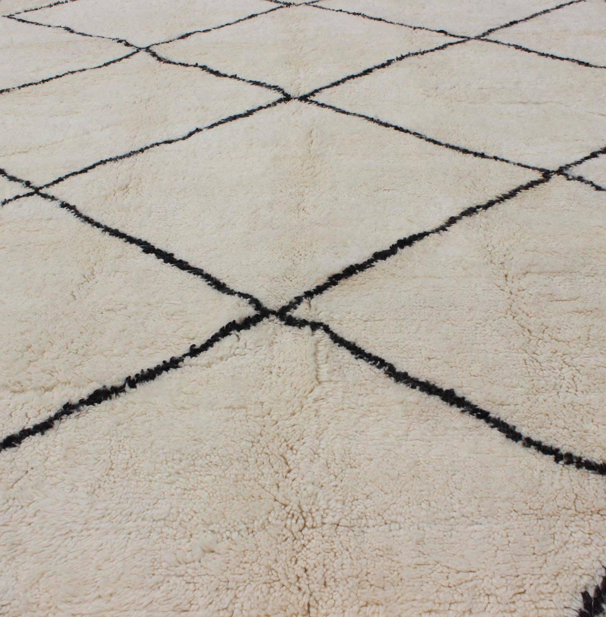 Zeitgenössischer/moderner marokkanischer Teppich im Vintage-Stil mit braunem und elfenbeinfarbenem Diamantmuster (Handgeknüpft) im Angebot