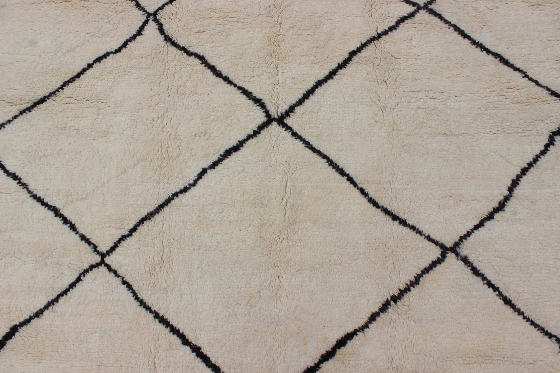 Zeitgenössischer/moderner marokkanischer Teppich im Vintage-Stil mit braunem und elfenbeinfarbenem Diamantmuster im Zustand „Gut“ im Angebot in Atlanta, GA