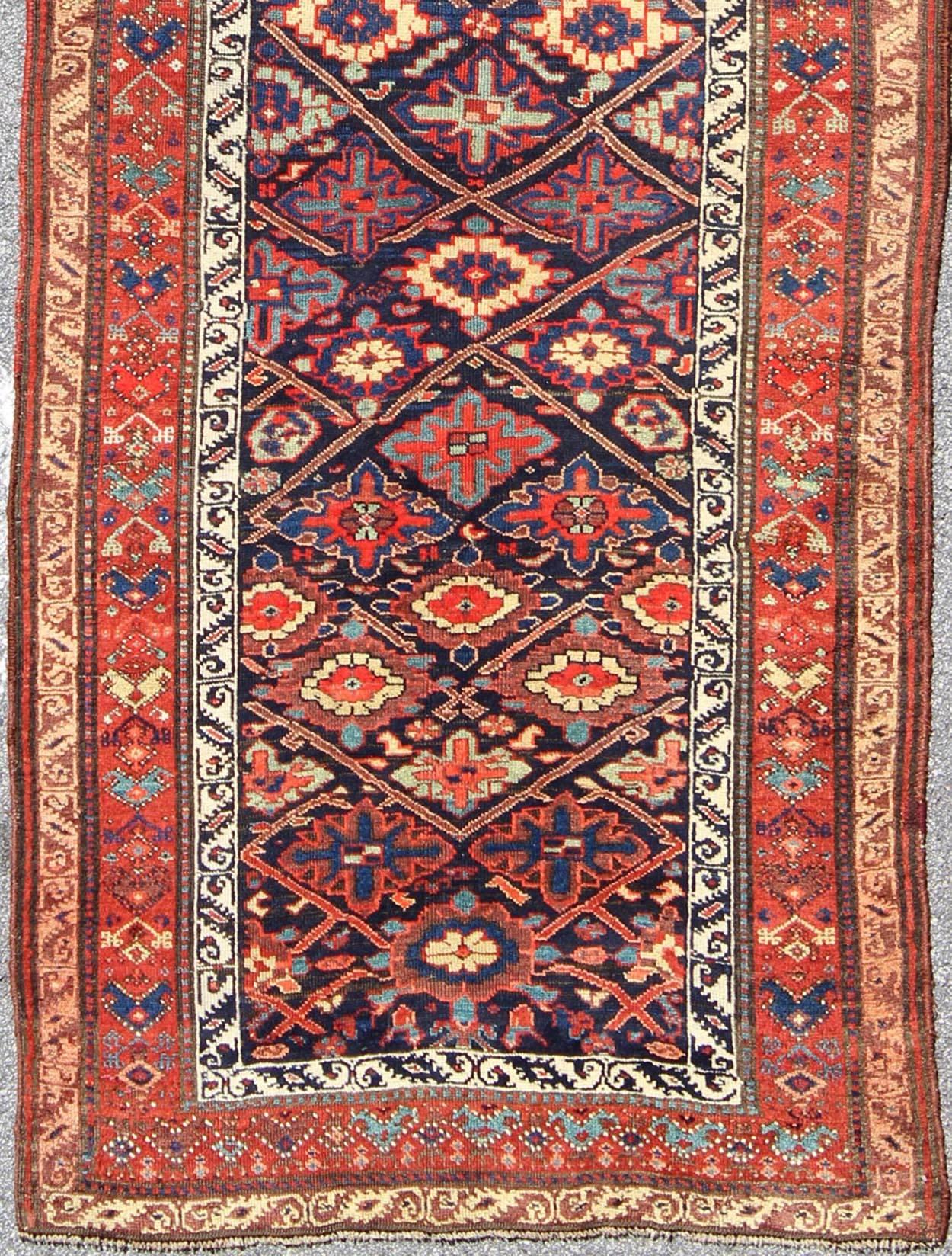 Antique tapis persan Bidjar à motifs de diamants sub-géométriques en bleu nuit, tapis 17-0911, pays d'origine / type : Iran / Bidjar, circa 1900

Ce magnifique tapis persan Bidjar du début du 20e siècle intègre brillamment des couleurs