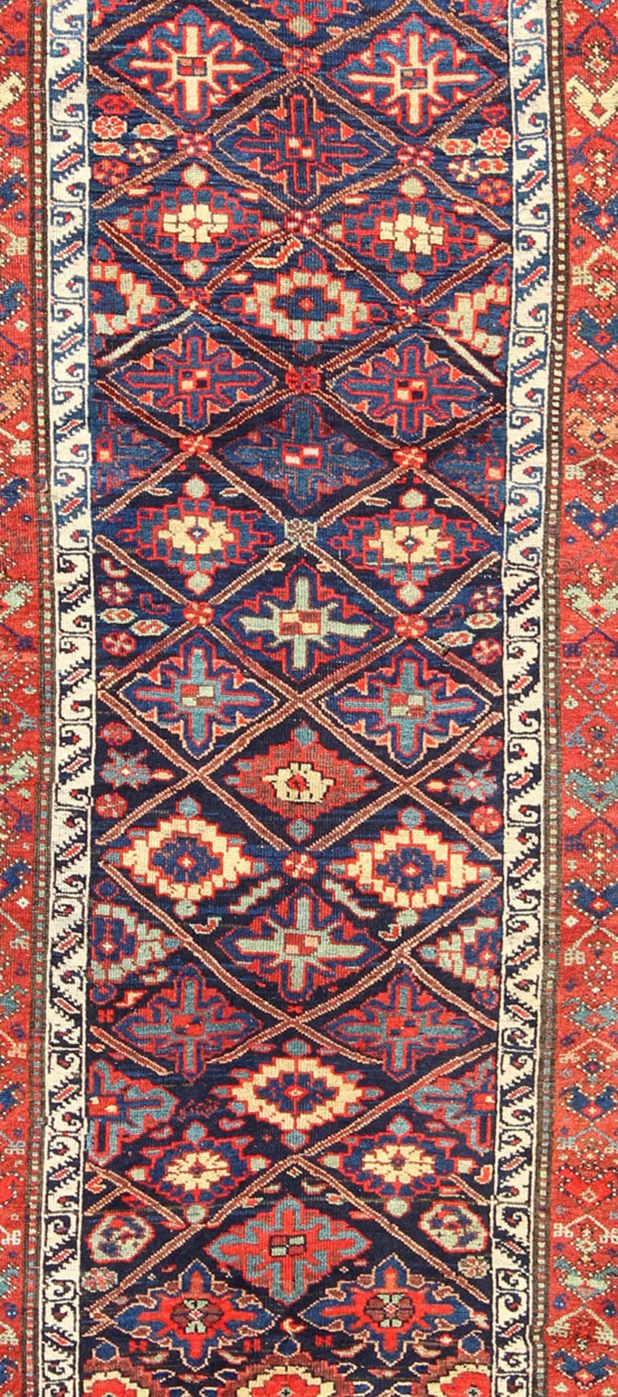Tribal Tapis de couloir persan ancien Bidjar avec motif sous-géométrique de diamants en bleu nuit en vente