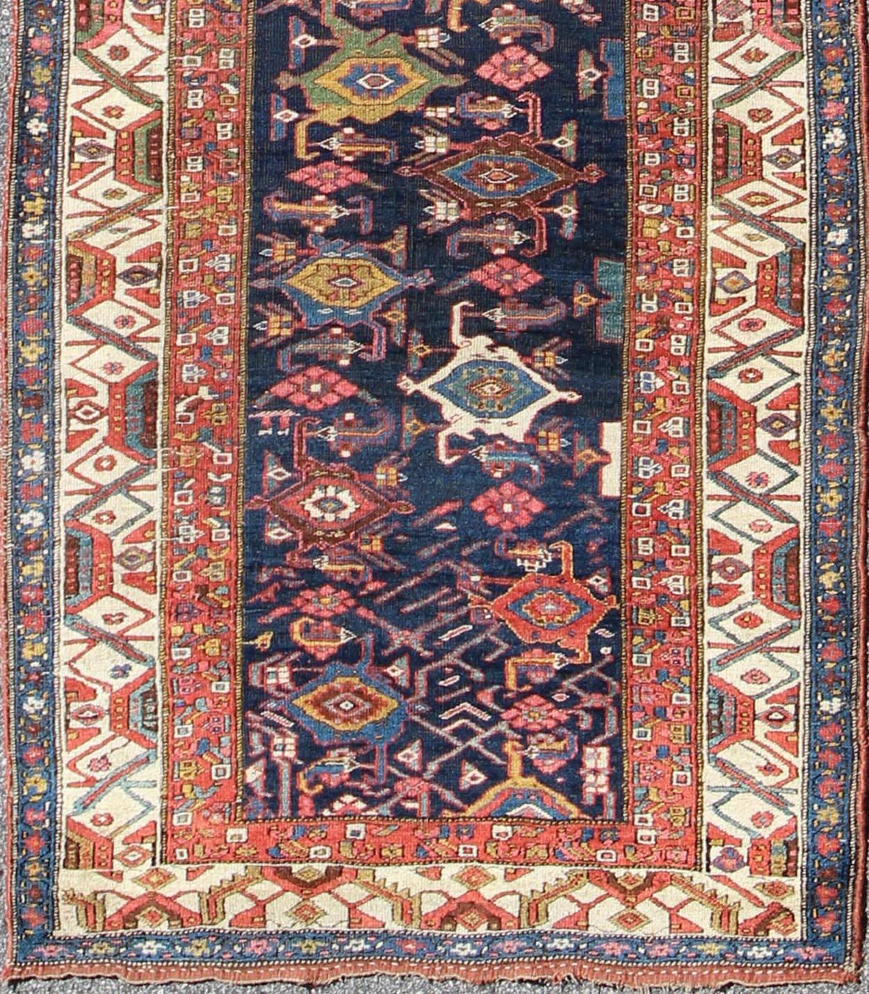 Roter, blauer und elfenbeinfarbener antiker persischer Bidjar-Läufer mit Allover-Geometrien, Teppich 
e-1002, Herkunftsland / Typ: Iran / Bidjar, um 1900

Dieser prächtige persische Bidjar-Läufer aus dem frühen 20. Jahrhundert verbindet auf