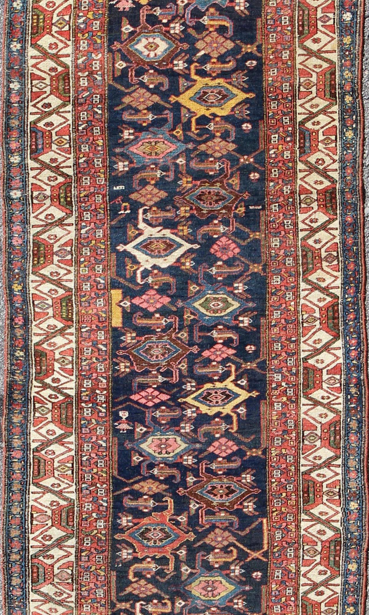 Roter, blauer und elfenbeinfarbener antiker persischer Bidjar-Läufer mit geometrischen All-Over-Geometrien (Stammeskunst) im Angebot