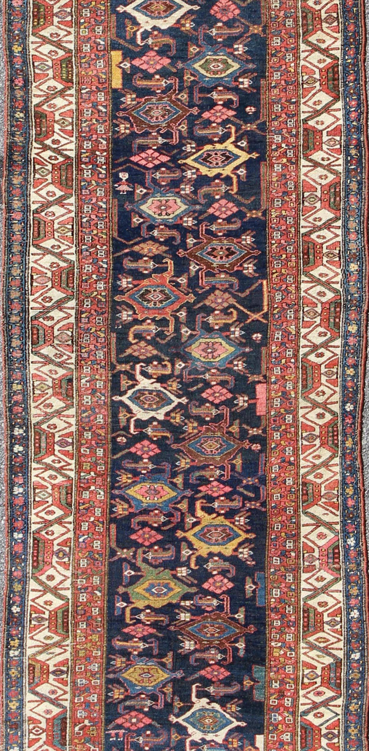 Roter, blauer und elfenbeinfarbener antiker persischer Bidjar-Läufer mit geometrischen All-Over-Geometrien (Persisch) im Angebot