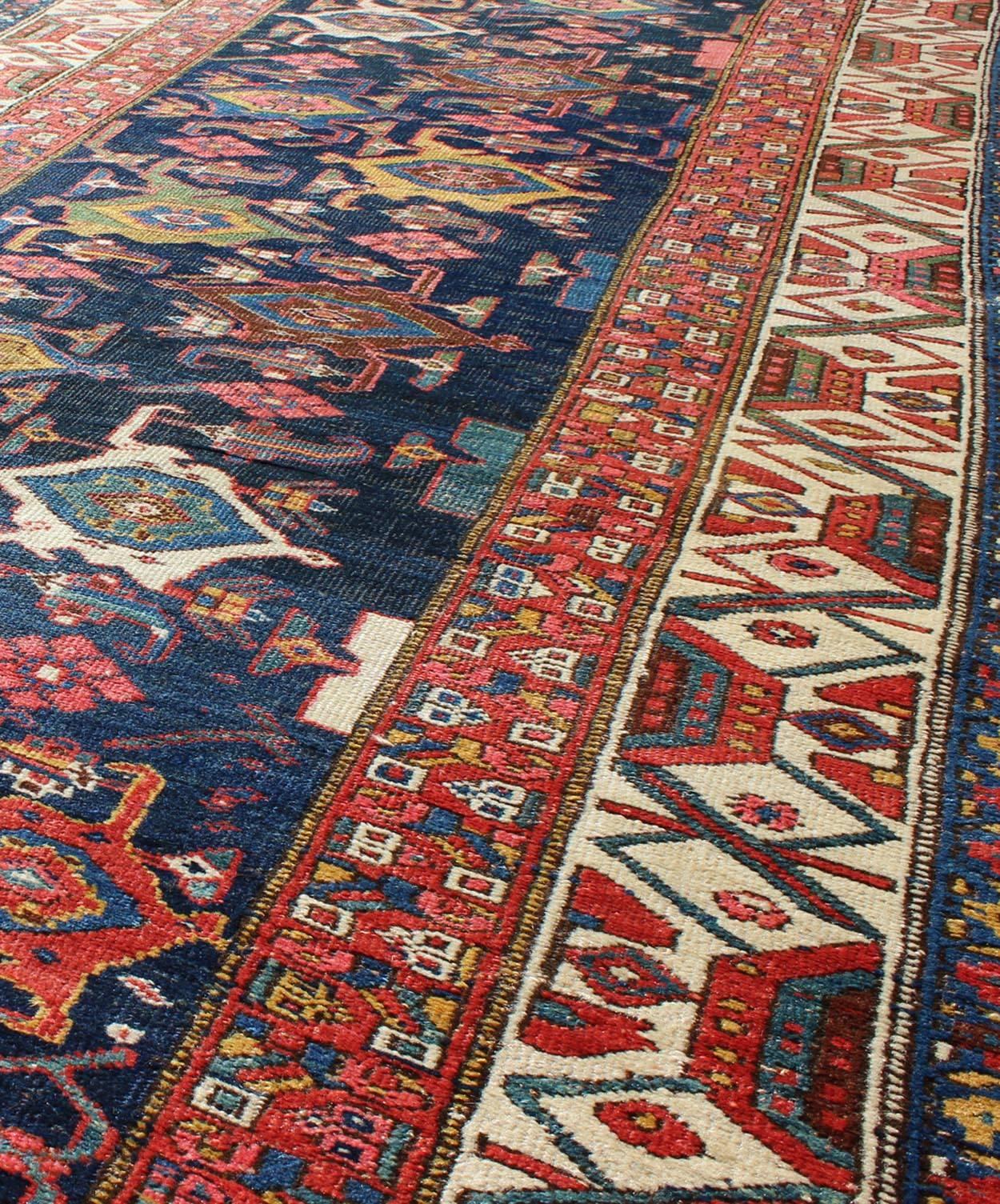 Roter, blauer und elfenbeinfarbener antiker persischer Bidjar-Läufer mit geometrischen All-Over-Geometrien (Handgeknüpft) im Angebot
