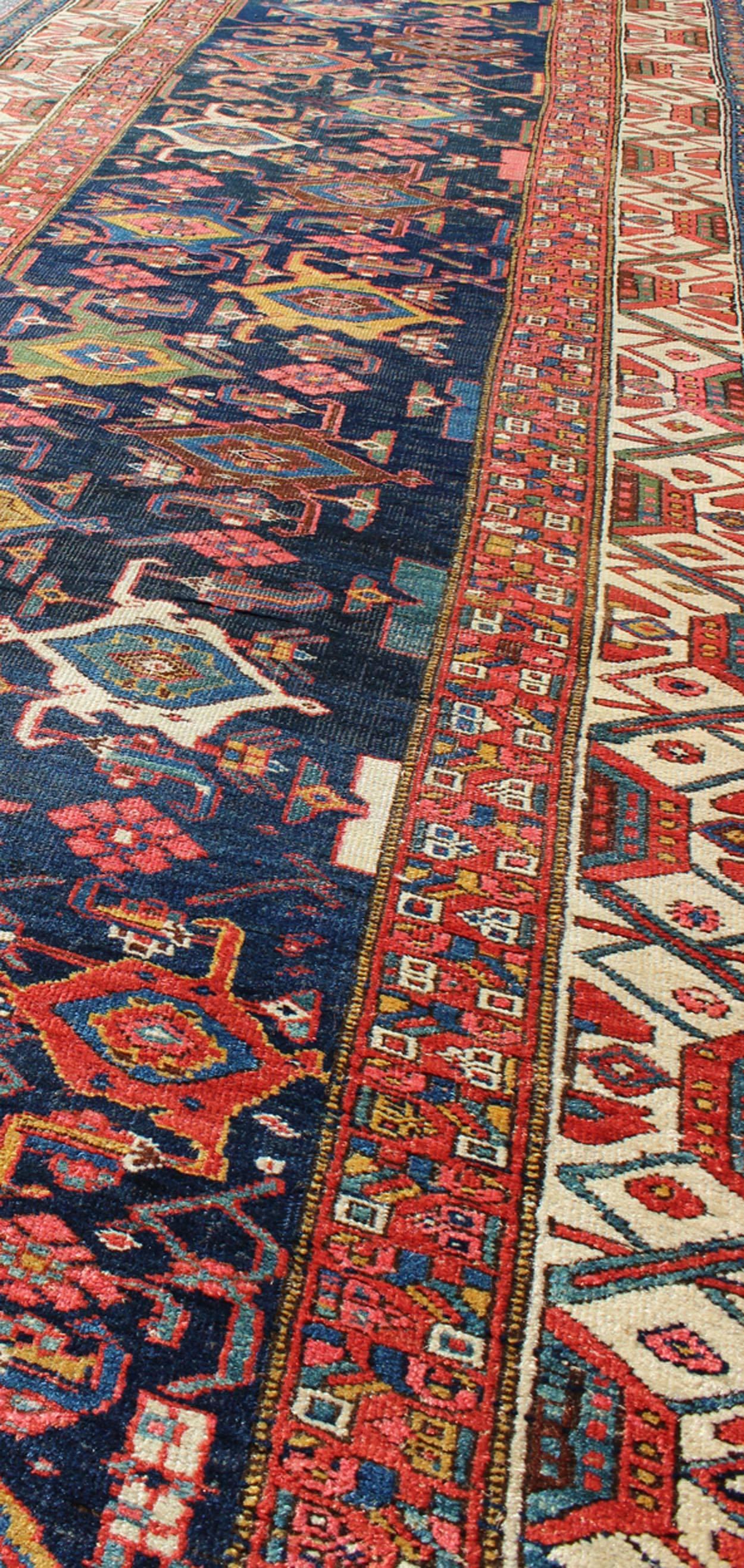 Roter, blauer und elfenbeinfarbener antiker persischer Bidjar-Läufer mit geometrischen All-Over-Geometrien im Zustand „Hervorragend“ im Angebot in Atlanta, GA