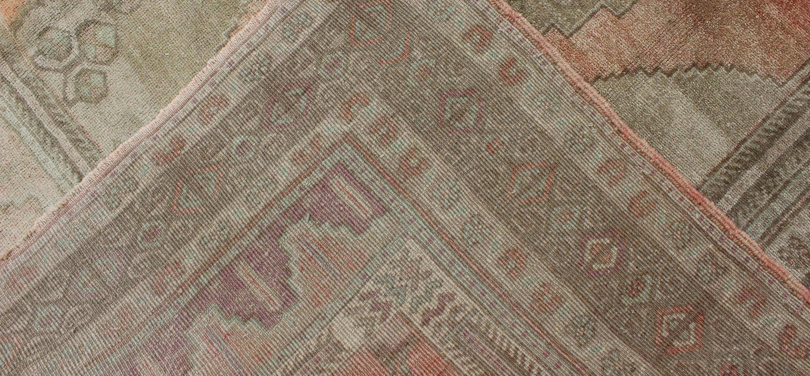 1940s Taupe Vintage Oushak Rug from Turkey with Light Salmon / Coral Medallion For Sale 1