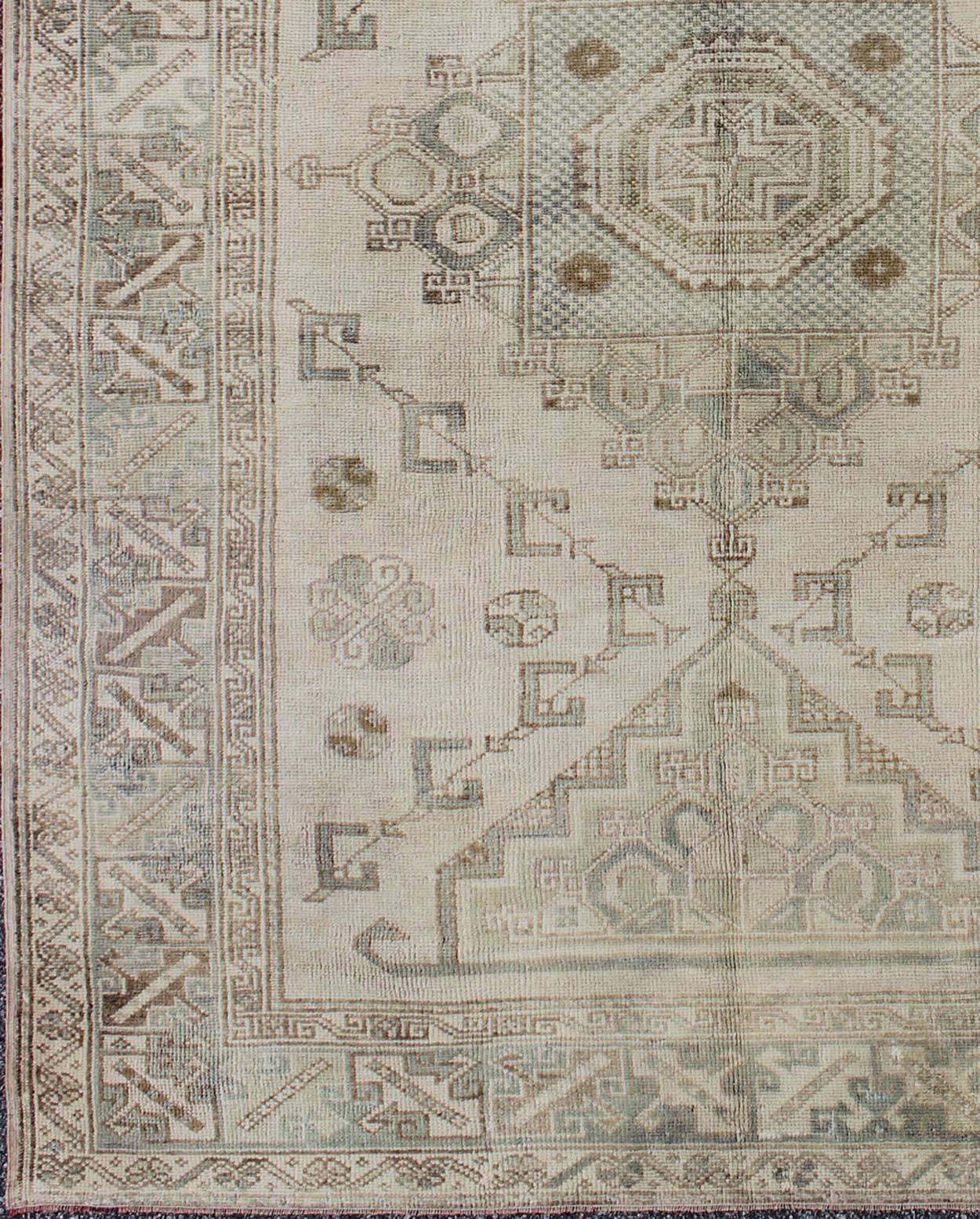 Medallion vintage Turkish Oushak rug with soft color palette and muted tones, rug mtu-3444, country of origin / type: Turkey / Oushak, circa mid-20th century

The incredibly soft palette of this Oushak is a true stand out in this midcentury piece.