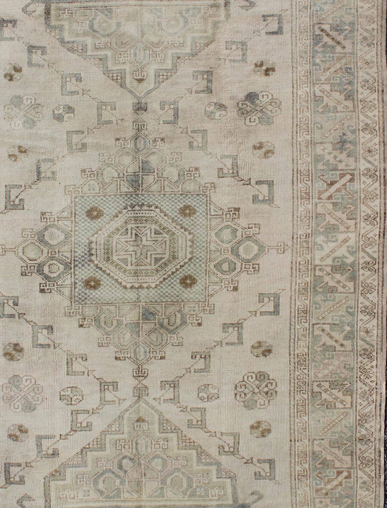 Medallion Vintage Turkish Oushak Rug with Soft Color Palette and Muted Tones In Good Condition In Atlanta, GA