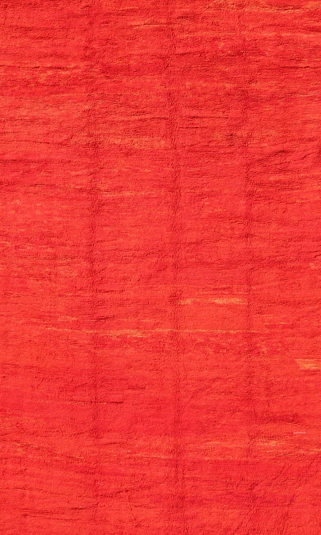 Gran alfombra marroquí vintage de mediados del siglo XX con fondo rojo variegado sólido Tribal en venta
