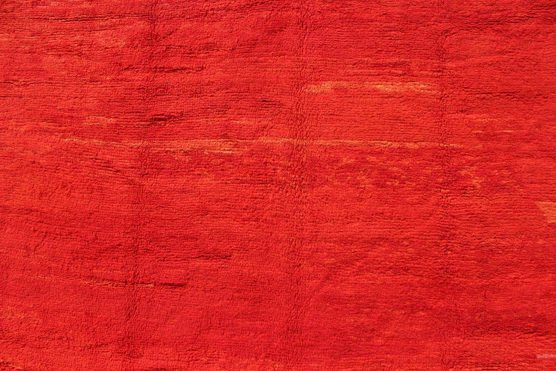 Gran alfombra marroquí vintage de mediados del siglo XX con fondo rojo variegado sólido en Bueno estado para la venta en Atlanta, GA