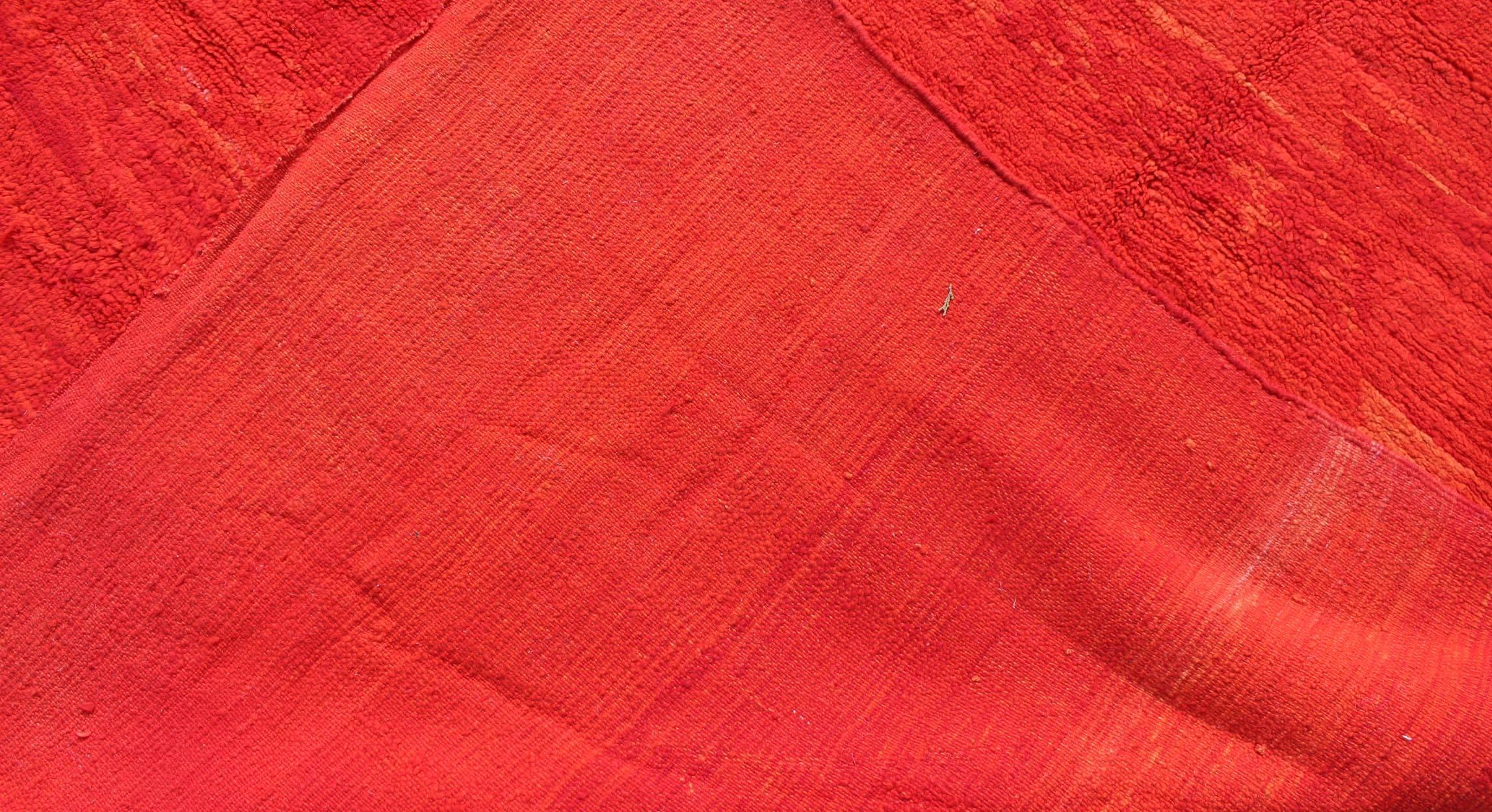 Gran alfombra marroquí vintage de mediados del siglo XX con fondo rojo variegado sólido Lana en venta