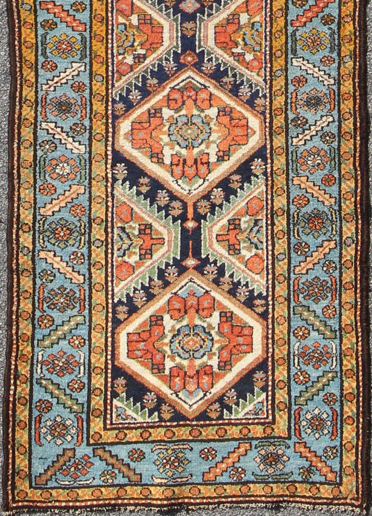 Bunte 1920er Jahre Antik N.W. Persischer Läufer mit subgeometrischen Medaillons, Teppich e-0603, Herkunftsland / Typ: Iran / N.W. Persisch, um 1920

Dieser nordwestpersische Läufer hat einen tiefblauen Hintergrund, der von mehreren hellblauen und