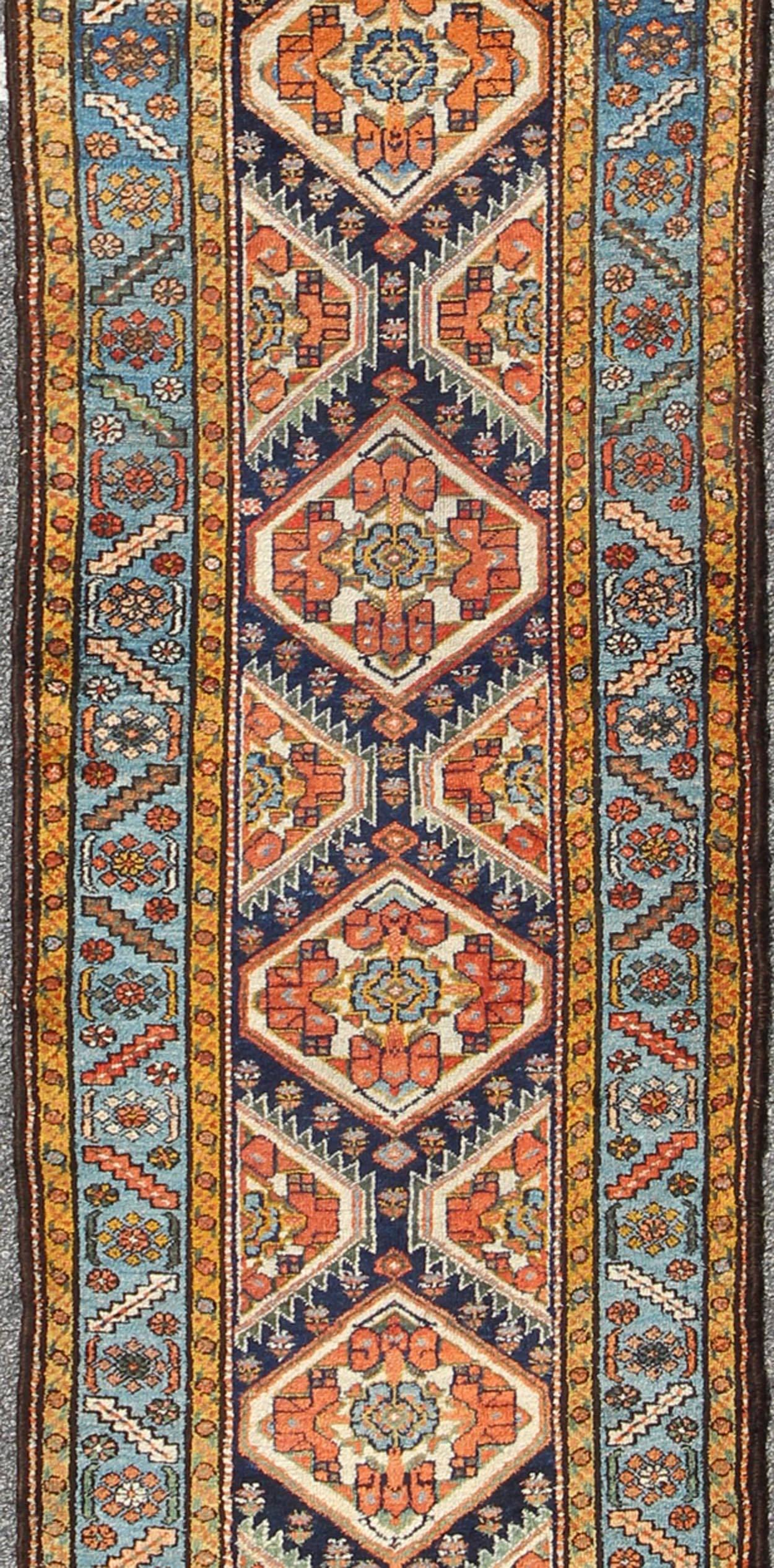 Bunte antike 1920er Jahre N.W. Der persische Läufer mit subgeometrischen Medaillons (Stammeskunst) im Angebot